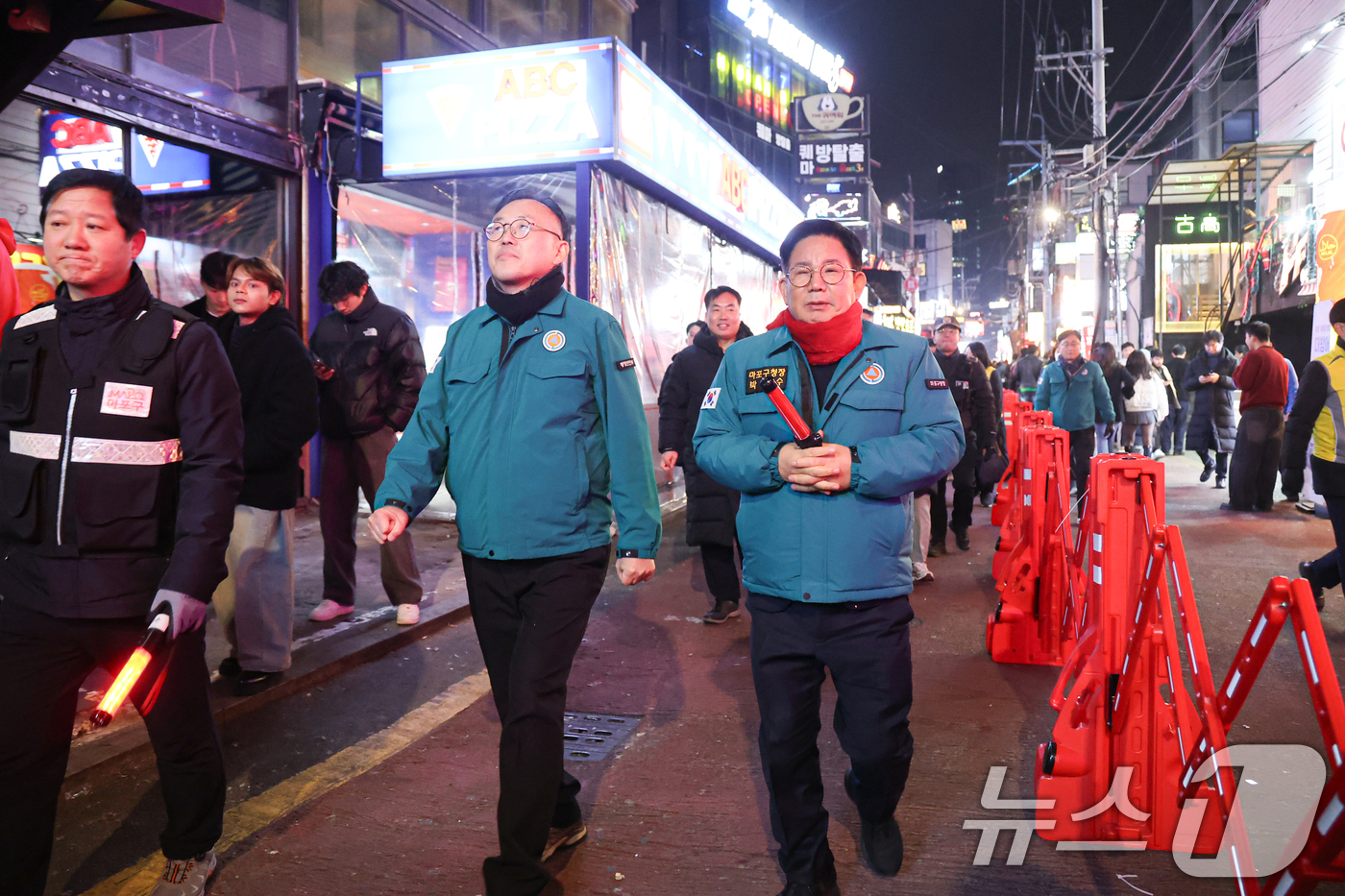 (서울=뉴스1) = 이한경 행정안전부 재난안전관리본부장이 25일 새벽 서울 마포구 홍대 클럽거리를 방문해 박강수 마포구청장과 함께 성탄절 인파밀집 우려지역에 대한 대비상황을 살펴보 …