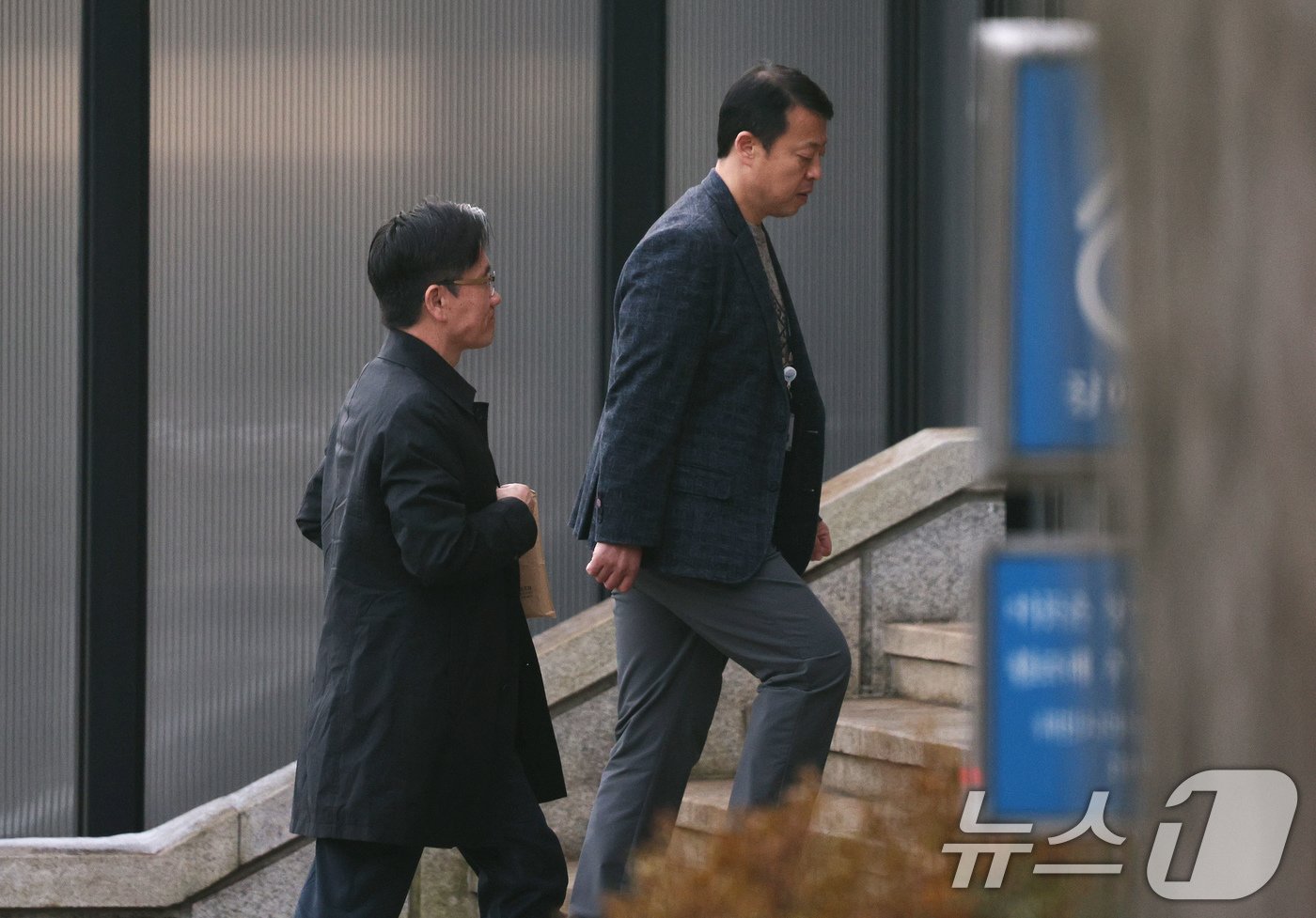 본문 이미지 - 오동운 고위공직자범죄수사처장이 25일 오전 경기 정부과천청사 공수처 청사로 출근하고 있다. 2024.12.25/뉴스1 ⓒ News1 장수영 기자