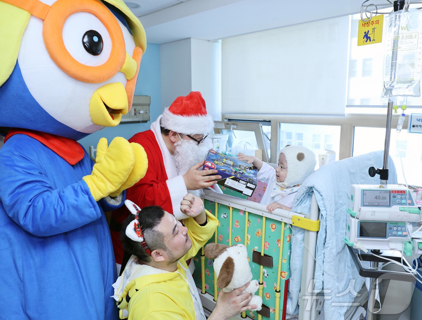 본문 이미지 - 세브란스 남자간호사회가 어린이병원 병동에서 환아에게 선물을 전하고 있다(세브란스병원 제공)