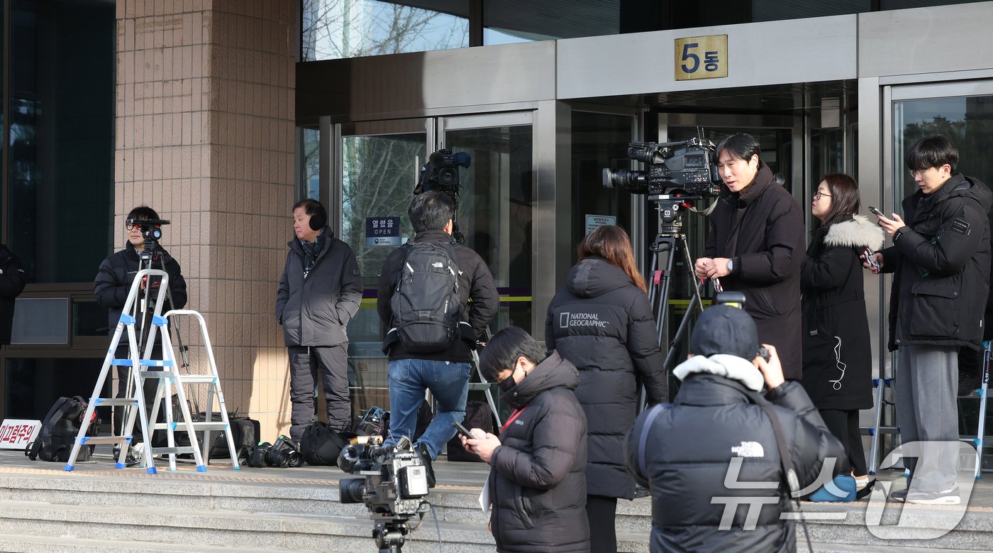 고위공직자범죄수사처가 윤석열 대통령에게 통보한 2차 소환일인 25일 오전 경기 정부과천청사 공수처 출입문에 취재진이 대기하고 있다. 2024.12.25/뉴스1 ⓒ News1 장수영 기자