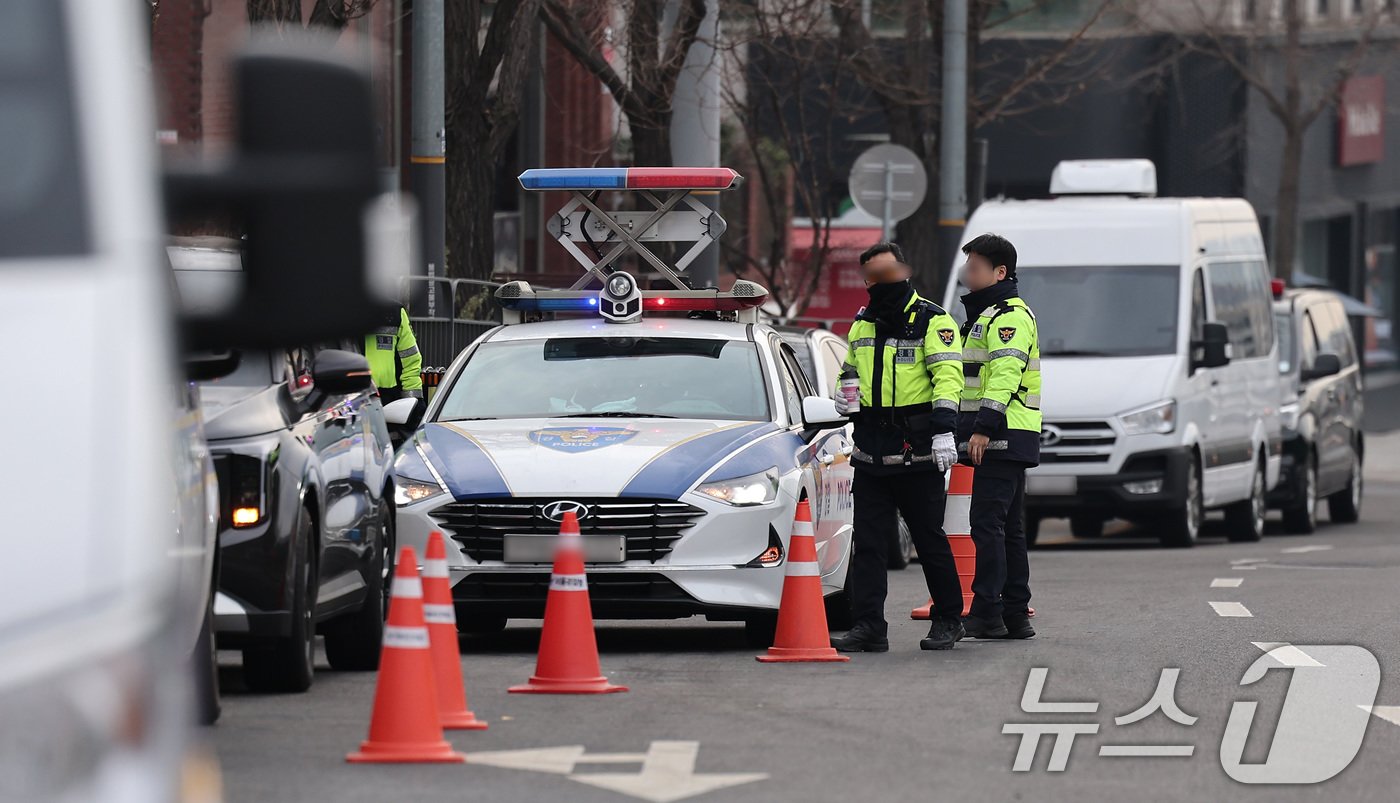 윤석열 대통령이 &#39;12·3 비상계엄&#39; 사태를 수사하는 고위공직자범죄수사처&#40;공수처&#41;의 2차 출석 요구에 불응한 25일 서울 용산구 한남동 대통령 관저 앞에 경찰 인력이 경계 근무를 서고 있다. 2024.12.25/뉴스1 ⓒ News1 김성진 기자