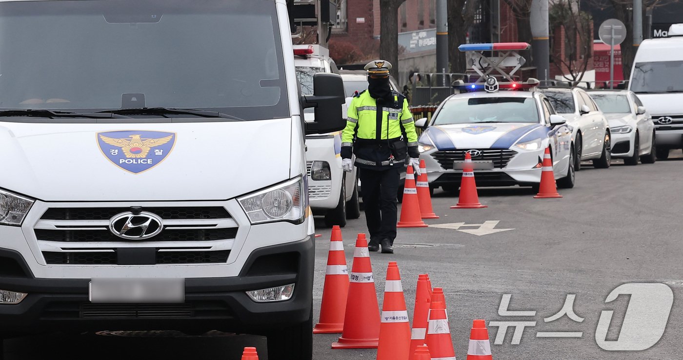 본문 이미지 - 윤석열 대통령이 &#39;12·3 비상계엄&#39; 사태를 수사하는 고위공직자범죄수사처&#40;공수처&#41;의 2차 출석 요구에 불응한 25일 서울 용산구 한남동 대통령 관저 앞에 경찰 인력이 경계 근무를 서고 있다. 2024.12.25/뉴스1 ⓒ News1 김성진 기자