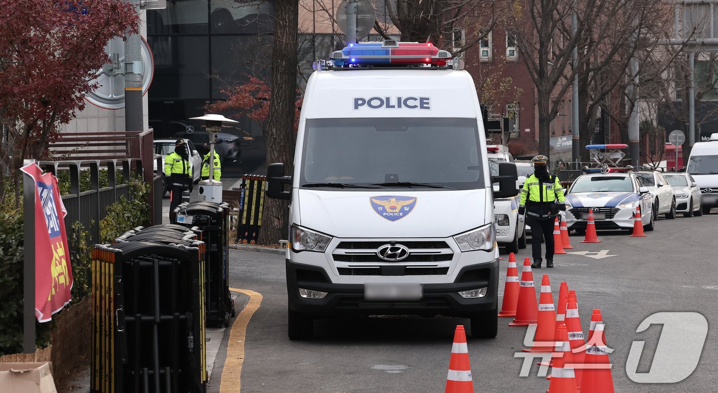 본문 이미지 - 윤석열 대통령이 &#39;12·3 비상계엄&#39; 사태를 수사하는 고위공직자범죄수사처&#40;공수처&#41;의 2차 출석 요구에 불응한 25일 서울 용산구 한남동 대통령 관저 앞에 경찰 인력이 경계 근무를 서고 있다. 2024.12.25/뉴스1 ⓒ News1 김성진 기자