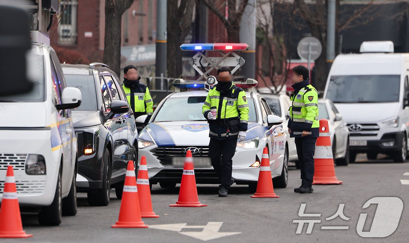 본문 이미지 - 윤석열 대통령이 &#39;12·3 비상계엄&#39; 사태를 수사하는 고위공직자범죄수사처&#40;공수처&#41;의 2차 출석 요구에 불응한 25일 서울 용산구 한남동 대통령 관저 앞에 경찰 인력이 경계 근무를 서고 있다. 2024.12.25/뉴스1 ⓒ News1 김성진 기자