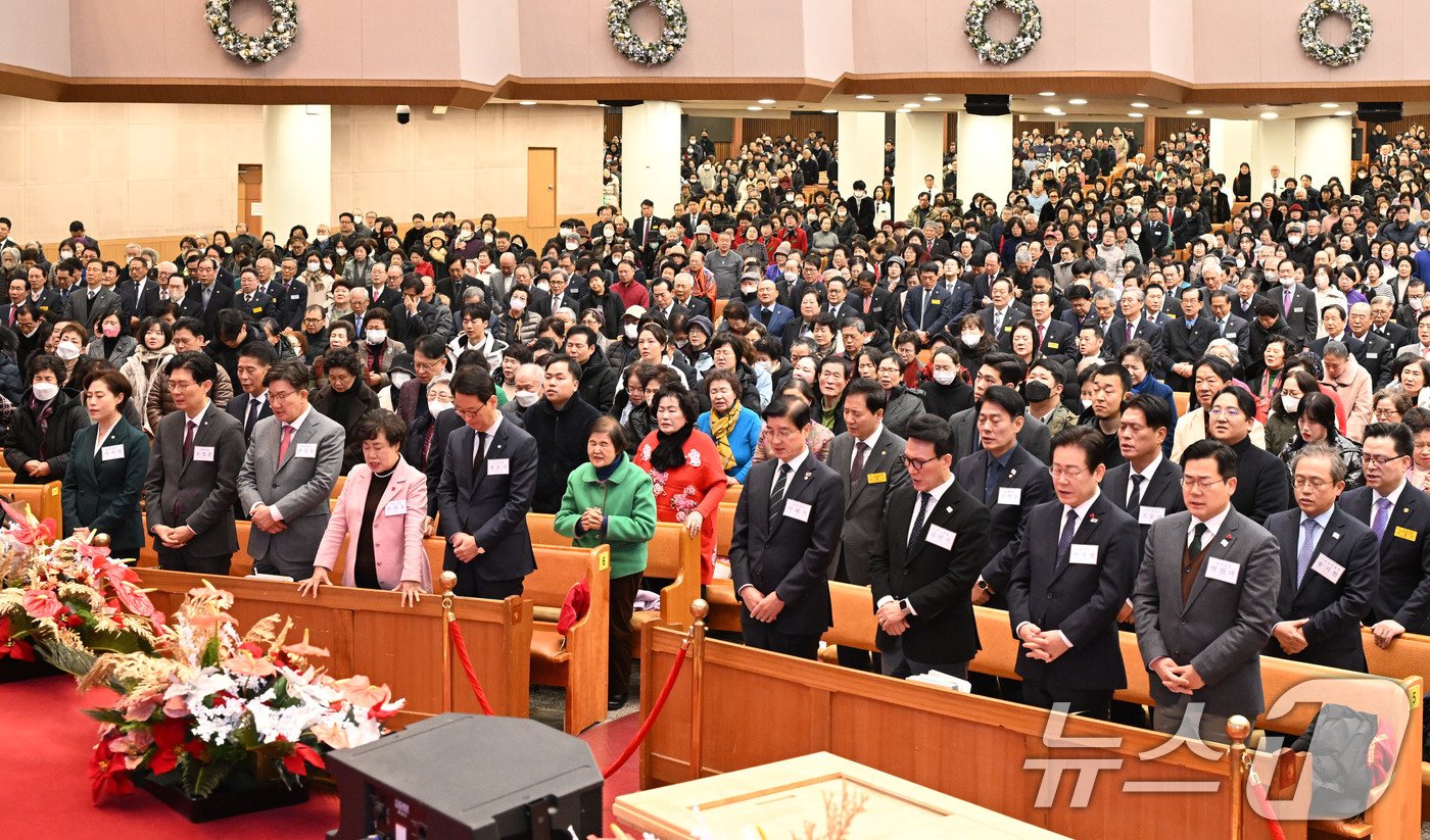 본문 이미지 - 국민의힘 서지영 원내대변인&#40;앞줄 왼쪽부터&#41;, 조정훈 의원, 권성동 당대표 권한대행 겸 원내대표, 조배숙 의원, 최은석 비서실장, 더불어민주당 이해식 당대표 비서실장, 김민석 최고위원, 이재명 대표, 박찬대 원내대표가 25일 서울 여의도순복음교회에서 성탄예배를 드리고 있다. &#40;순복음교회 제공&#41; 2024.12.25/뉴스1