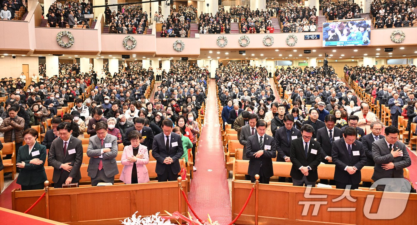 국민의힘 서지영 원내대변인&#40;앞줄 왼쪽부터&#41;, 조정훈 의원, 권성동 당대표 권한대행 겸 원내대표, 조배숙 의원, 최은석 비서실장, 더불어민주당 이해식 당대표 비서실장, 김민석 최고위원, 이재명 대표, 박찬대 원내대표가 25일 서울 여의도순복음교회에서 성탄예배를 드리고 있다. &#40;순복음교회 제공&#41; 2024.12.25/뉴스1