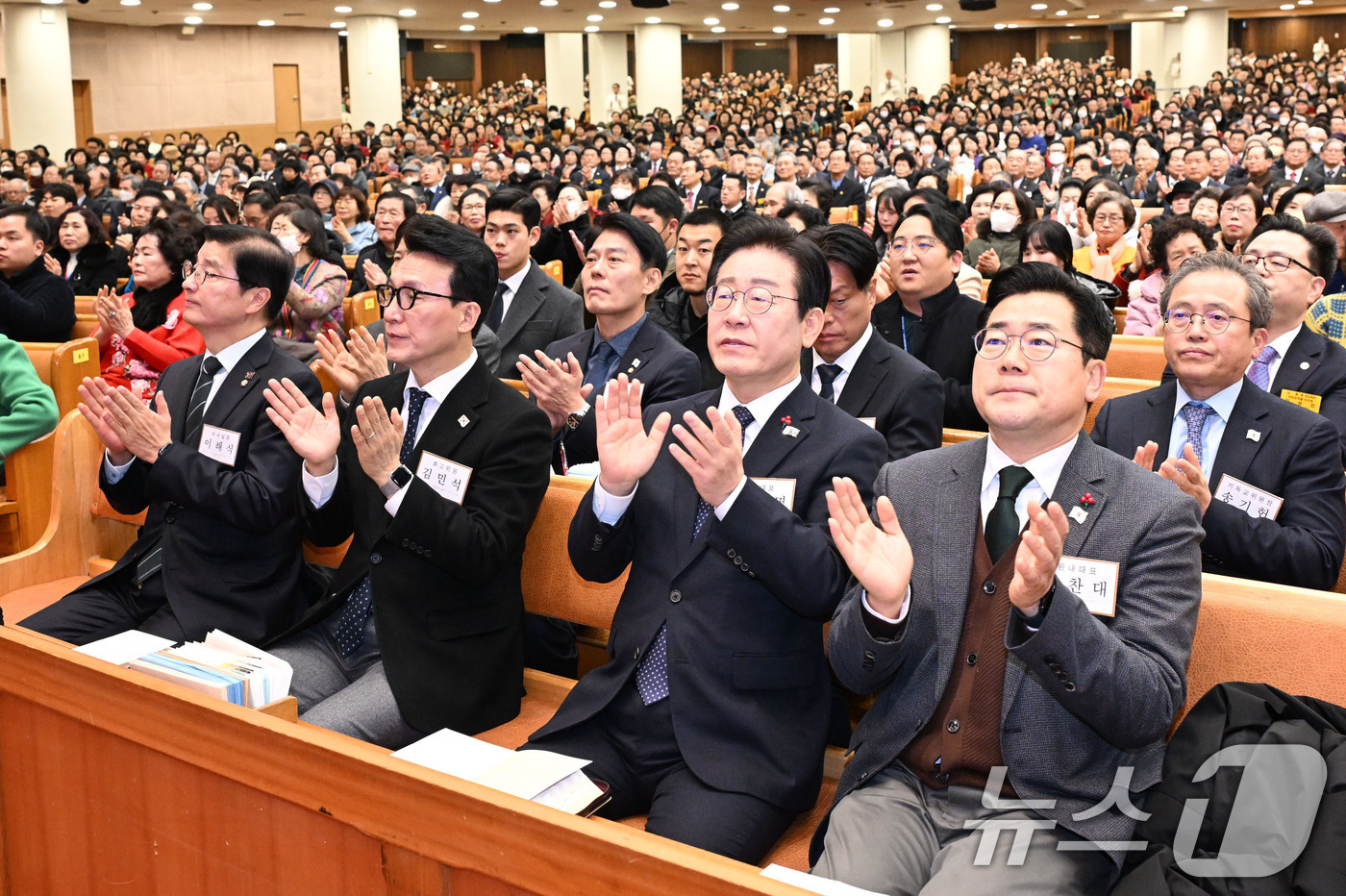 (서울=뉴스1) = 더불어민주당 이해식 당대표 비서실장(앞줄 왼쪽부터), 김민석 최고위원, 이재명 대표, 박찬대 원내대표가 25일 서울 여의도순복음교회에서 성탄예배를 드리고 있다. …