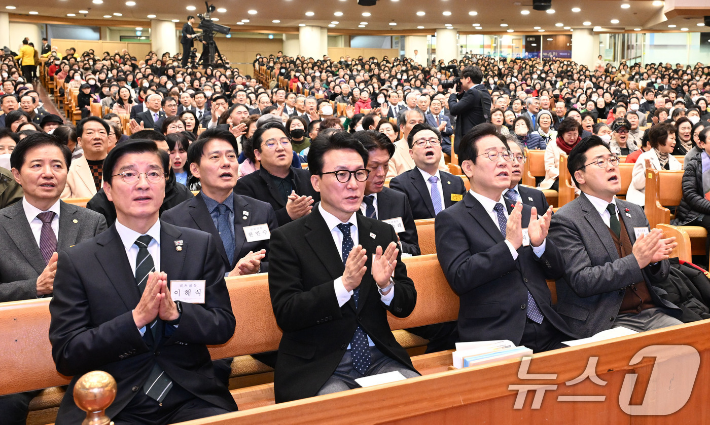 (서울=뉴스1) = 더불어민주당 이해식 당대표 비서실장(앞줄 왼쪽부터), 김민석 최고위원, 이재명 대표, 박찬대 원내대표가 25일 서울 여의도순복음교회에서 성탄예배를 드리고 있다. …