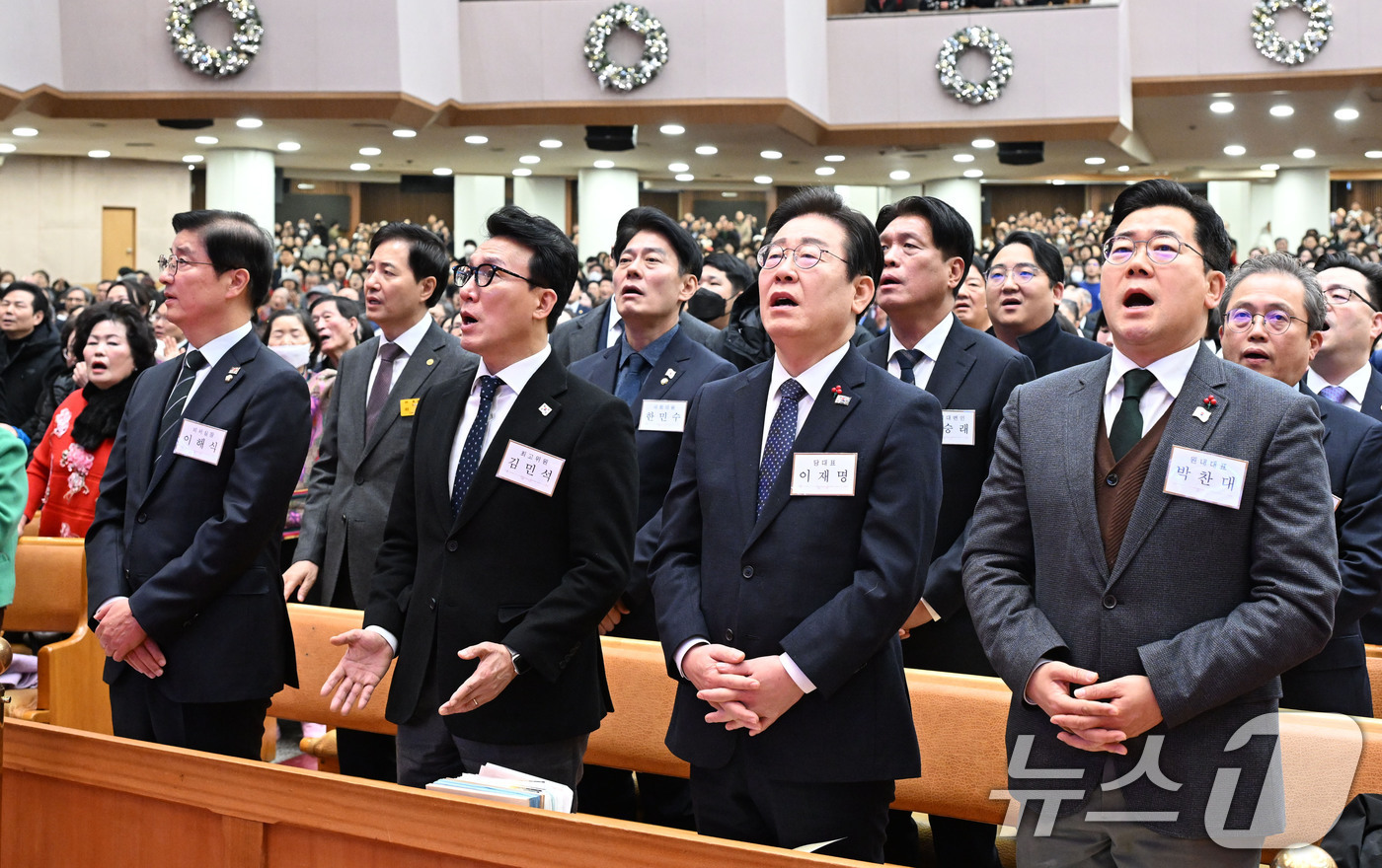 (서울=뉴스1) = 더불어민주당 이해식 당대표 비서실장(앞줄 왼쪽부터), 김민석 최고위원, 이재명 대표, 박찬대 원내대표가 25일 서울 여의도순복음교회에서 성탄예배를 드리고 있다. …