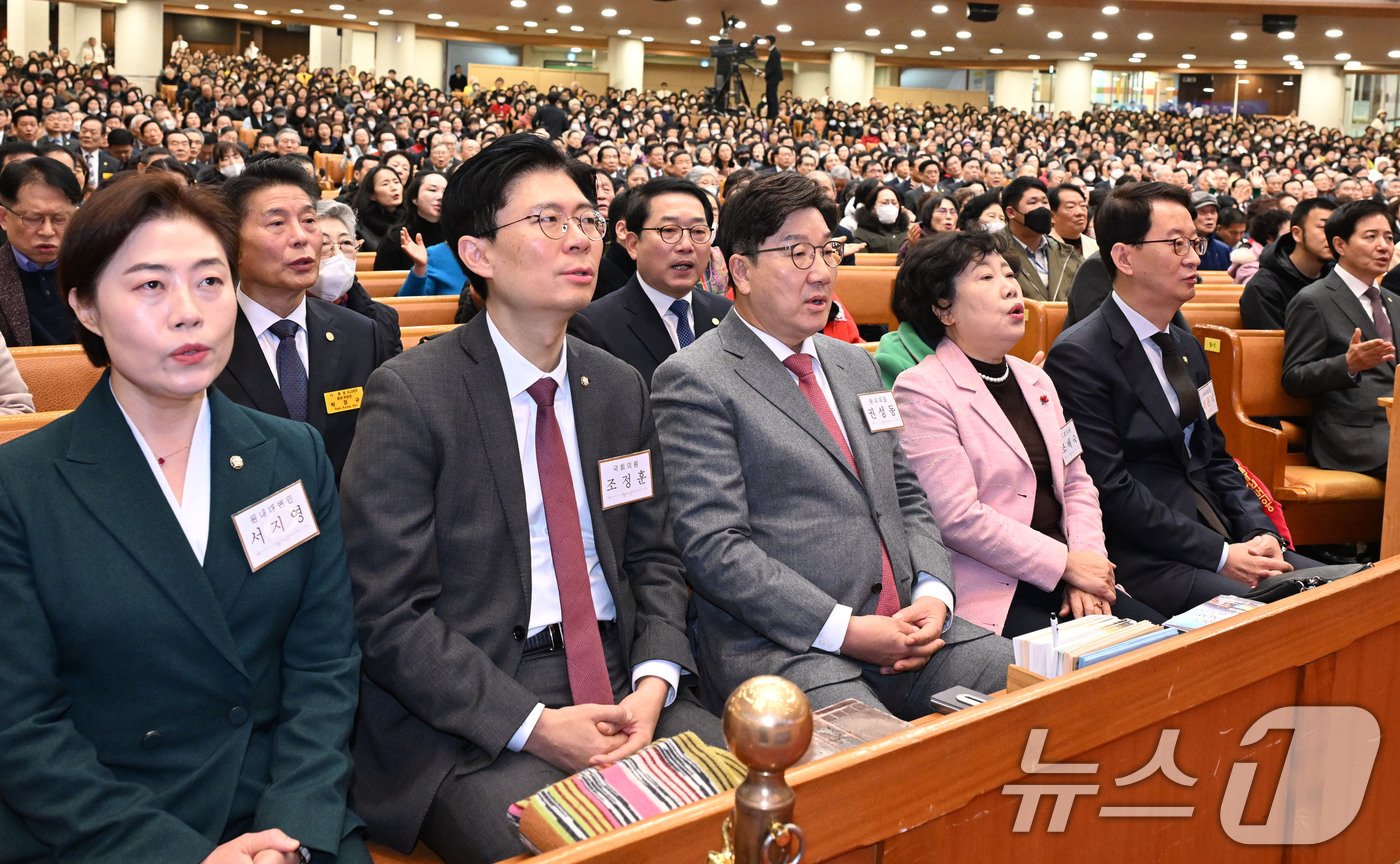 국민의힘 서지영 원내대변인&#40;앞줄 왼쪽부터&#41;, 조정훈 의원, 권성동 당대표 권한대행 겸 원내대표, 조배숙 의원, 최은석 비서실장이 25일 서울 여의도순복음교회에서 성탄예배를 드리고 있다. &#40;순복음교회 제공&#41; 2024.12.25/뉴스1