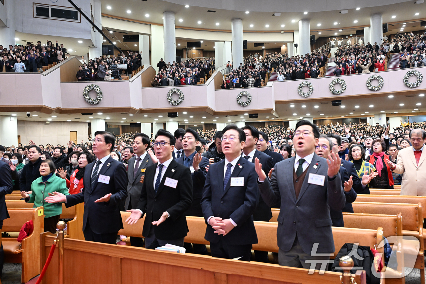 (서울=뉴스1) = 더불어민주당 이해식 당대표 비서실장(앞줄 왼쪽부터), 김민석 최고위원, 이재명 대표, 박찬대 원내대표가 25일 서울 여의도순복음교회에서 성탄예배를 드리고 있다. …