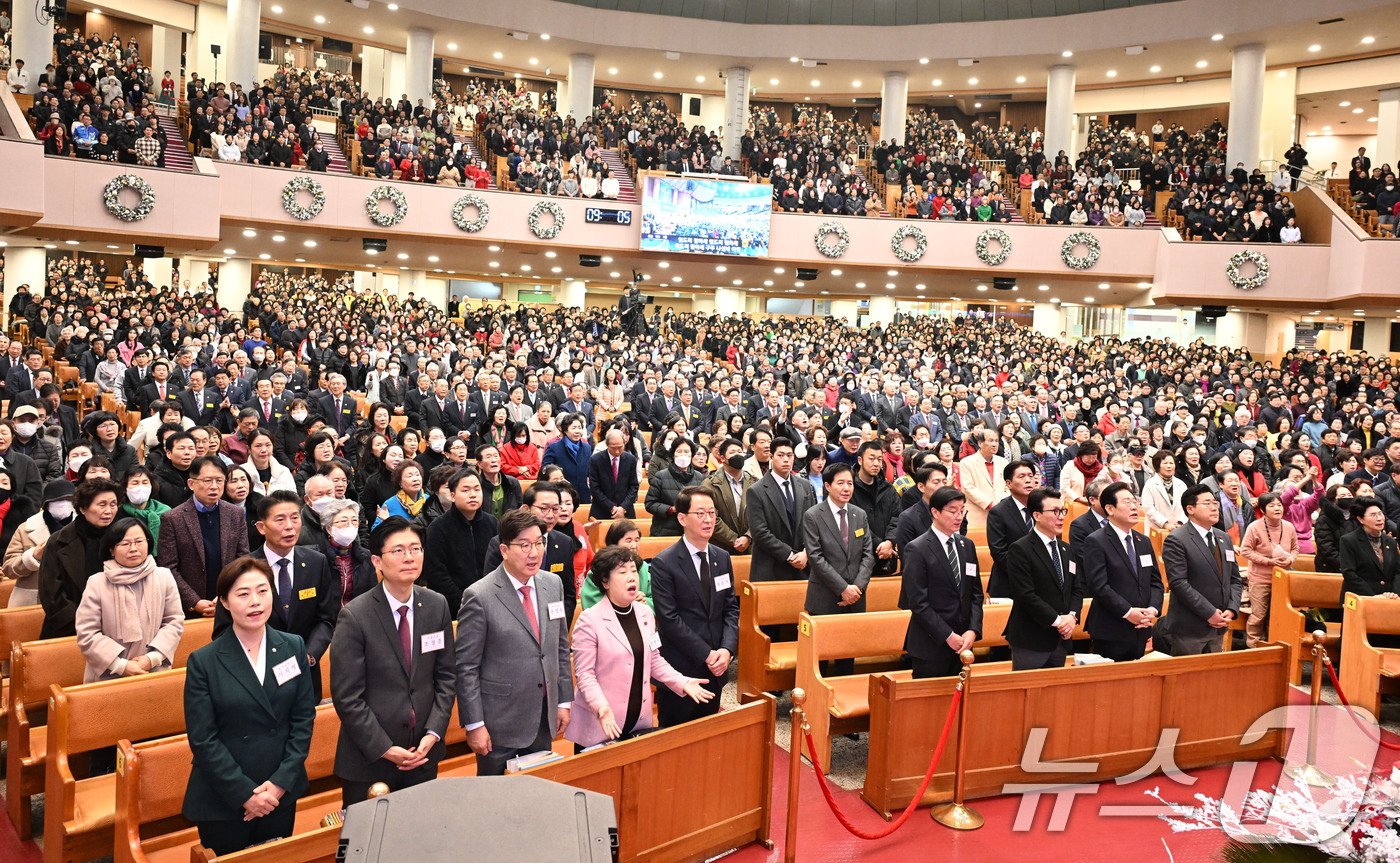 본문 이미지 - 국민의힘 서지영 원내대변인&#40;앞줄 왼쪽부터&#41;, 조정훈 의원, 권성동 당대표 권한대행 겸 원내대표, 조배숙 의원, 최은석 비서실장, 더불어민주당 이해식 당대표 비서실장, 김민석 최고위원, 이재명 대표, 박찬대 원내대표가 25일 서울 여의도순복음교회에서 성탄예배를 드리고 있다. &#40;순복음교회 제공&#41; 2024.12.25/뉴스1
