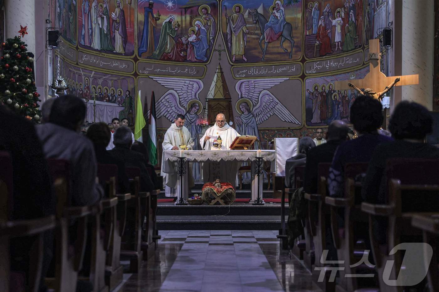 본문 이미지 - 2024년 12월 24일 가자시티 자이툰 인근 가톨릭 교회에서 성탄절 예배가 진행중이다. ⓒ AFP=뉴스1