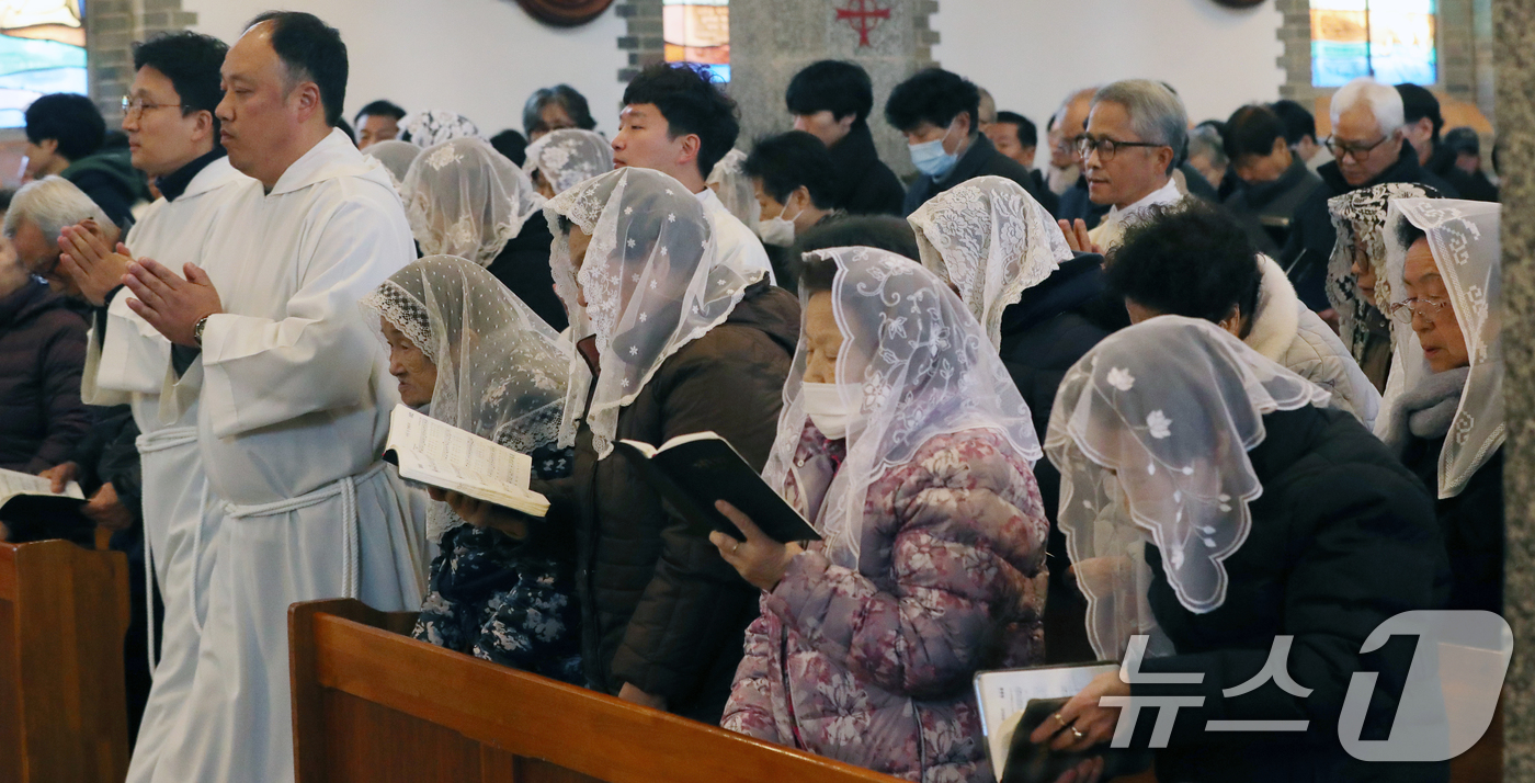 (전주=뉴스1) 유경석 기자 = 성탄절을 맞은 25일 전북자치도 전주시 전동성당을 찾은 신자들이 성탄미사를 드리고 있다. 2024.12.25/뉴스1