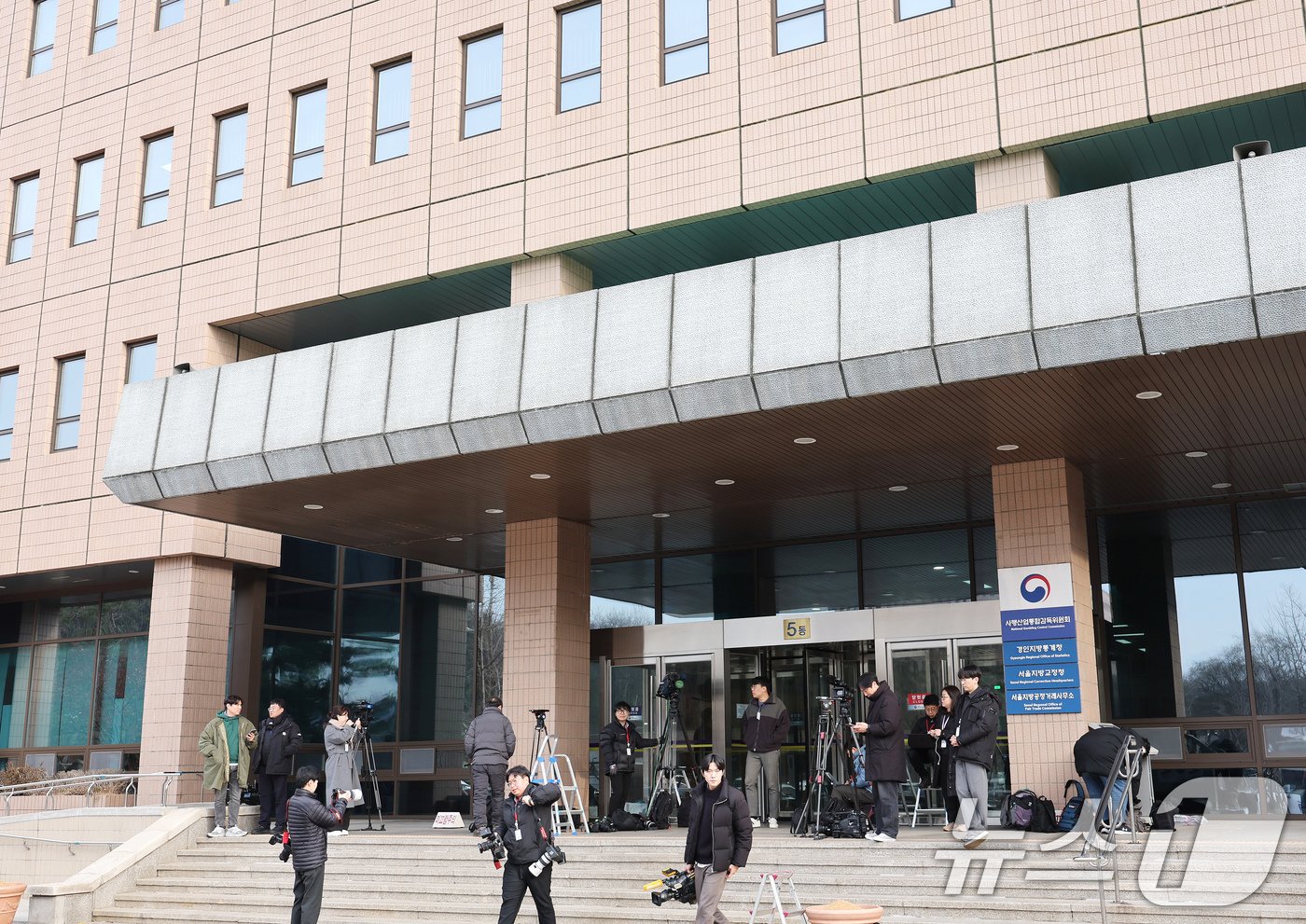 본문 이미지 - 고위공직자범죄수사처가 윤석열 대통령에게 통보한 2차 소환일인 25일 오전 경기 정부과천청사 공수처 출입문에 취재진이 대기하고 있다. 공수처는 윤 대통령에게 이날 오전 10시까지 출석해 줄 것을 요청했으나 대통령 측은 이날 공수처 출석이 어렵다는 입장과 함께 출석하지 않았다. 2024.12.25/뉴스1 ⓒ News1 장수영 기자