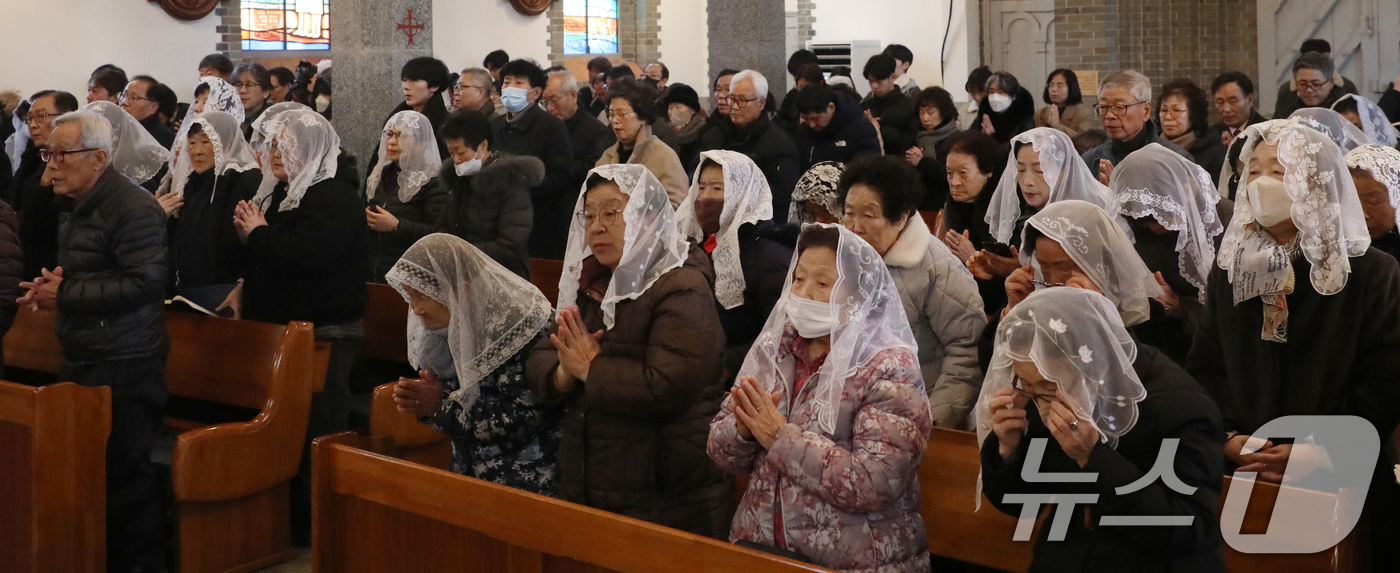 (전주=뉴스1) 유경석 기자 = 성탄절을 맞은 25일 전북자치도 전주시 전동성당을 찾은 신자들이 성탄미사를 드리고 있다. 2024.12.25/뉴스1