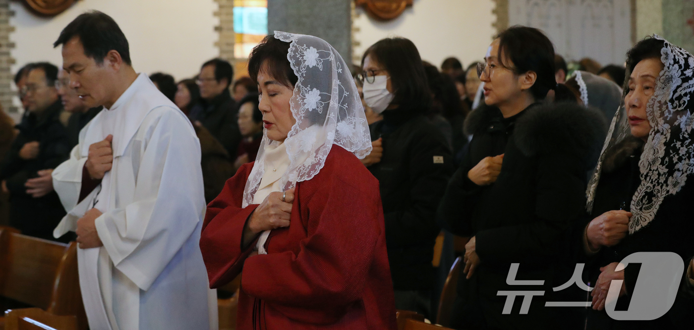 (전주=뉴스1) 유경석 기자 = 성탄절을 맞은 25일 전북자치도 전주시 전동성당을 찾은 신자들이 성탄미사를 드리고 있다. 2024.12.25/뉴스1