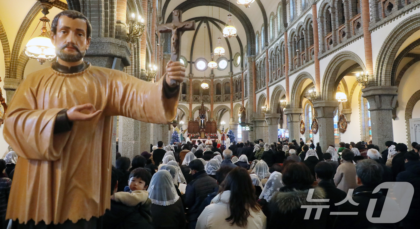 (전주=뉴스1) 유경석 기자 = 성탄절을 맞은 25일 전북자치도 전주시 전동성당을 찾은 신자들이 성탄미사를 드리고 있다. 2024.12.25/뉴스1