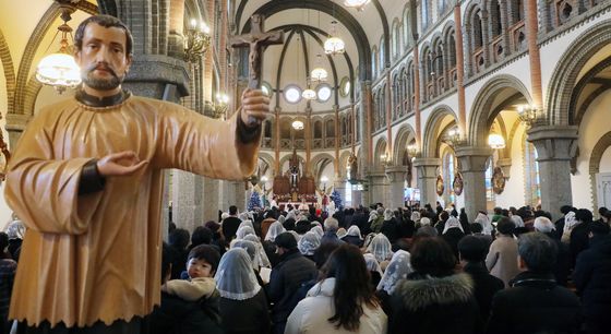 "사회 평안 되찾길…" 전주 전동성당 성탄절 미사로 '북적'