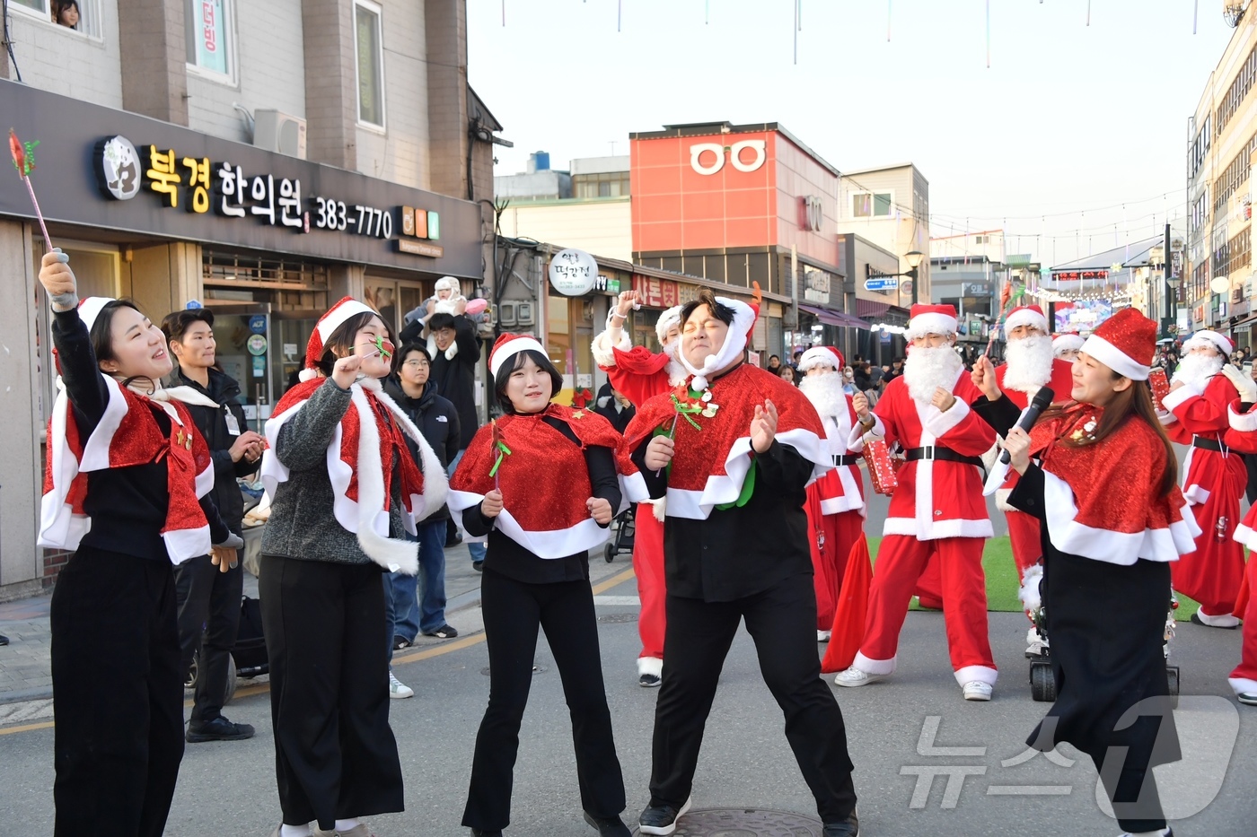 (광주=뉴스1) 박지현 기자 = 지난 24일 오후 전남 담양군 담양읍 중앙로 일원에서 제6회 담양 산타축제 개막식 거리 퍼레이드에서 청년 산타들이 공연하고 있다.(담양군 제공)20 …