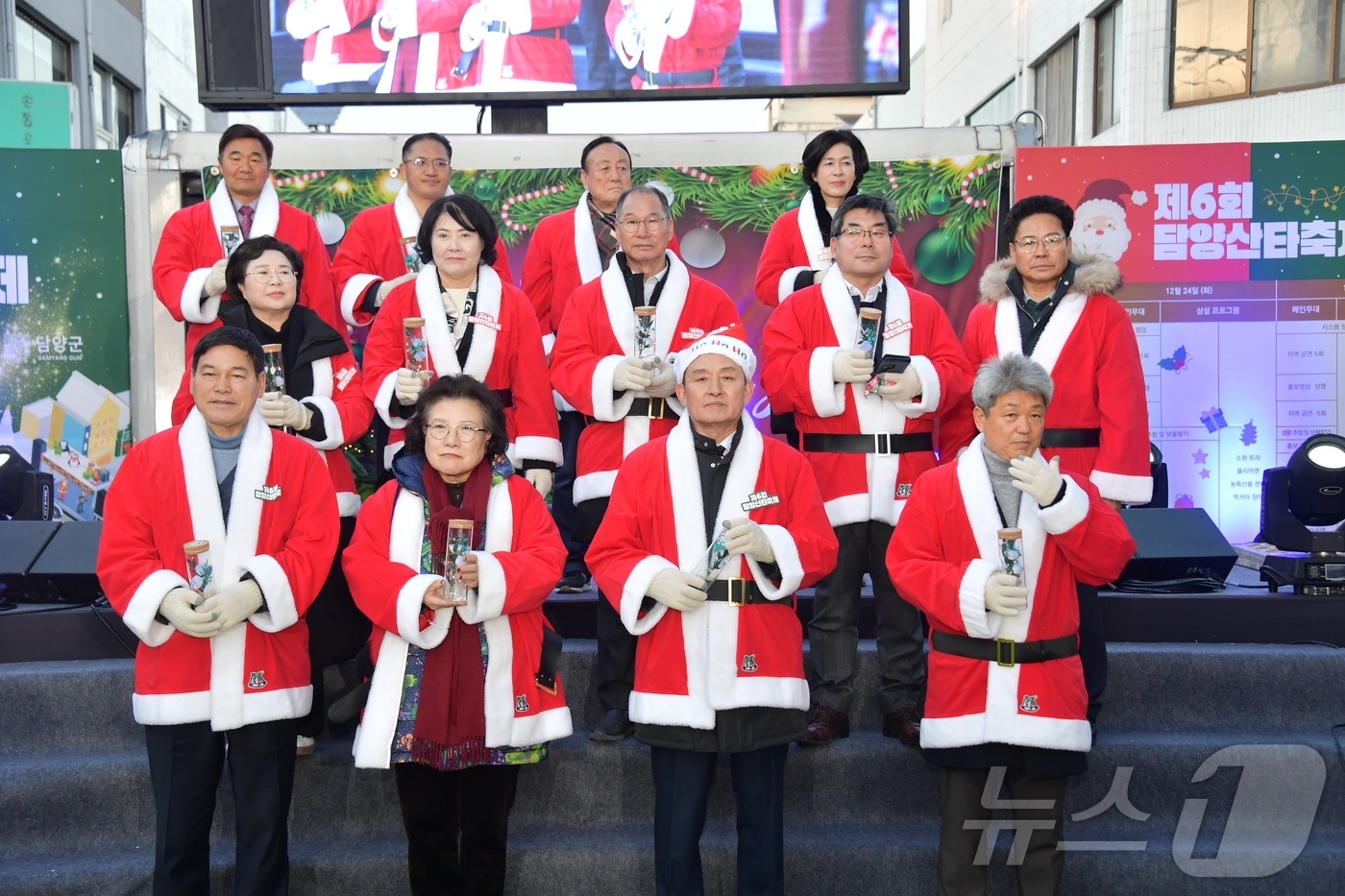 (광주=뉴스1) 박지현 기자 = 24일 오후 전남 담양군 담양읍 중앙로 일원에서 제6회 담양 산타축제 개막식 거리 퍼레이드에서 청년 산타들이 공연하고 있다.(담양군 제공)2024. …