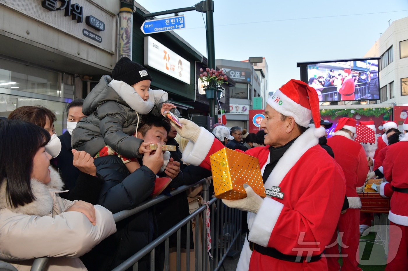 (광주=뉴스1) 박지현 기자 = 24일 오후 전남 담양군 담양읍 중앙로 일원에서 제6회 담양 산타축제 개막식에서 이병노 담양군수가 어린이들에게 선물을 나눠주고 있다.(담양군 제공) …