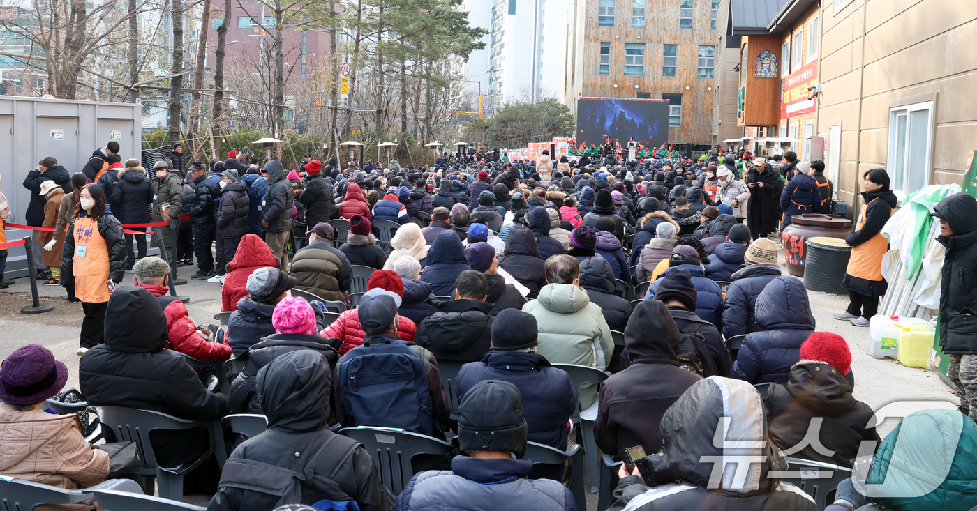 (서울=뉴스1) 김명섭 기자 = 25일 서울 동대문구 다일공동체 밥퍼나눔운동본부에서 열린 2024년 서른일곱번째 거리성탄예배에서 취약계층 주민들이 참석해 있다. 2024.12.25 …