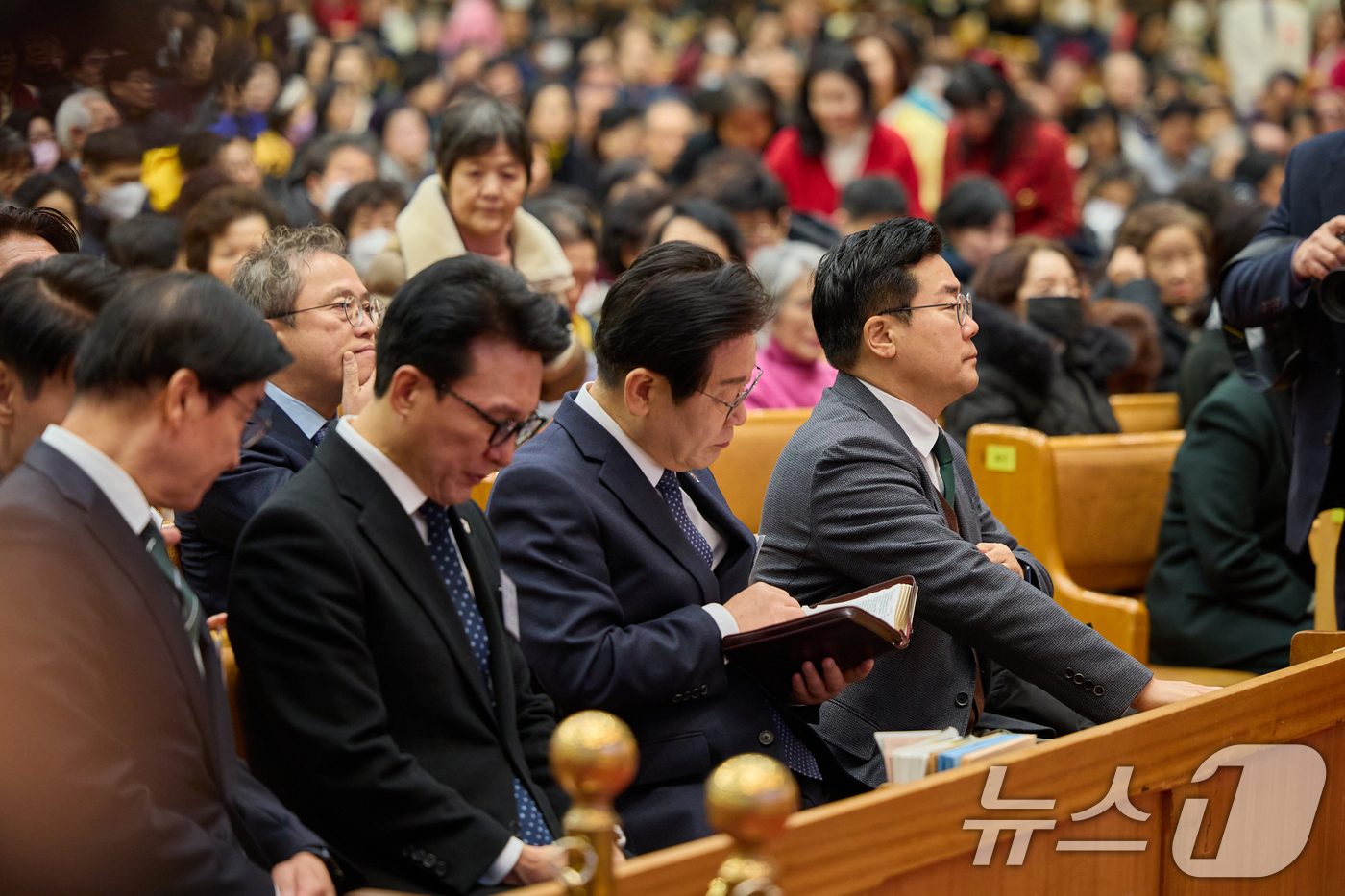 (서울=뉴스1) = 더불어민주당 이해식 당대표 비서실장(앞줄 왼쪽부터), 김민석 최고위원, 이재명 대표, 박찬대 원내대표가 25일 서울 여의도순복음교회에서 성탄예배를 드리고 있다. …