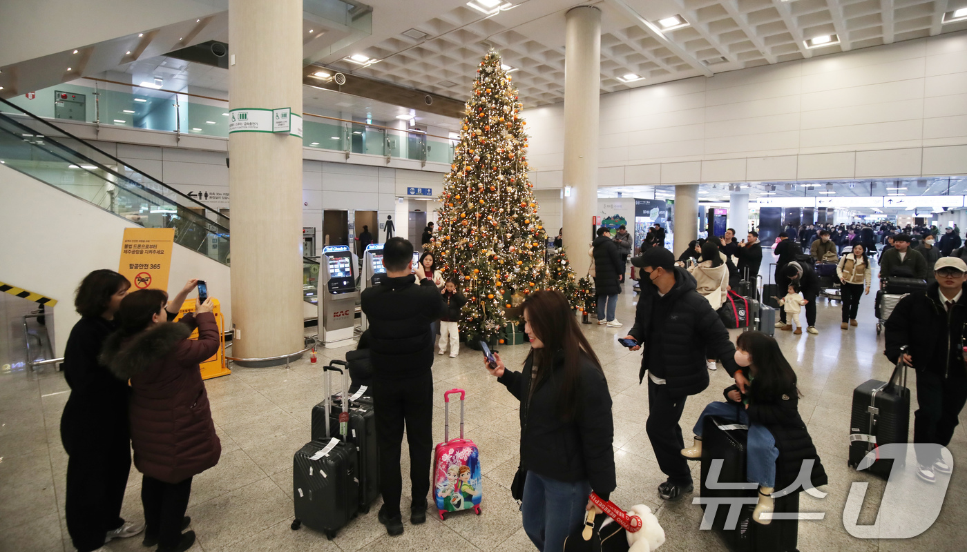 (제주=뉴스1) 오현지 기자 = 성탄절인 25일 오후 제주국제공항 국내선 도착 대합실에 설치된 대형 감귤 크리스마스 트리가 눈길을 끌고 있다. 2024.12.25/뉴스1