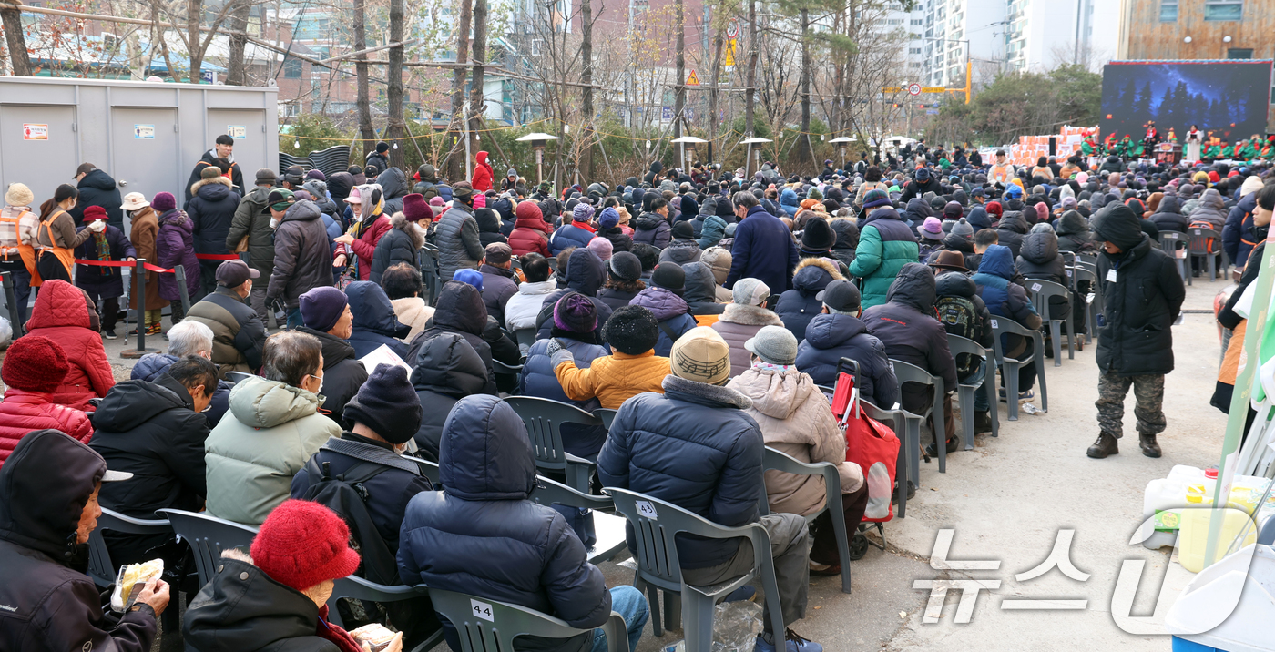 (서울=뉴스1) 김명섭 기자 = 25일 서울 동대문구 다일공동체 밥퍼나눔운동본부에서 열린 2024년 서른일곱번째 거리성탄예배에서 취약계층 주민들이 참석해 있다. 2024.12.25 …