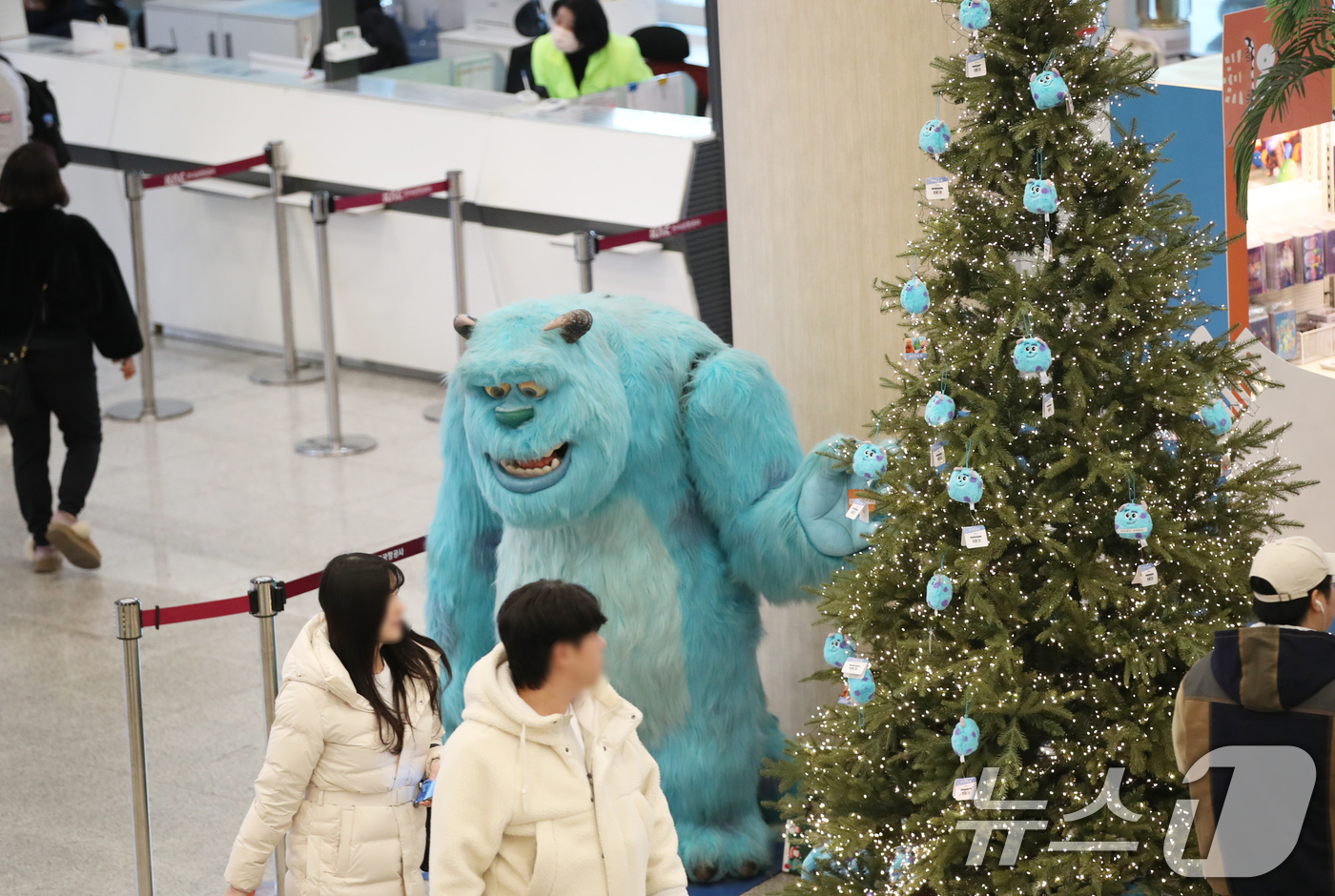 (제주=뉴스1) 오현지 기자 = 성탄절인 25일 오후 제주국제공항 국내선 도착 대합실에 디즈니‧픽사 팝업스토어 트리가 설치돼 눈길을 끌고 있다. 2024.12.25/뉴스1