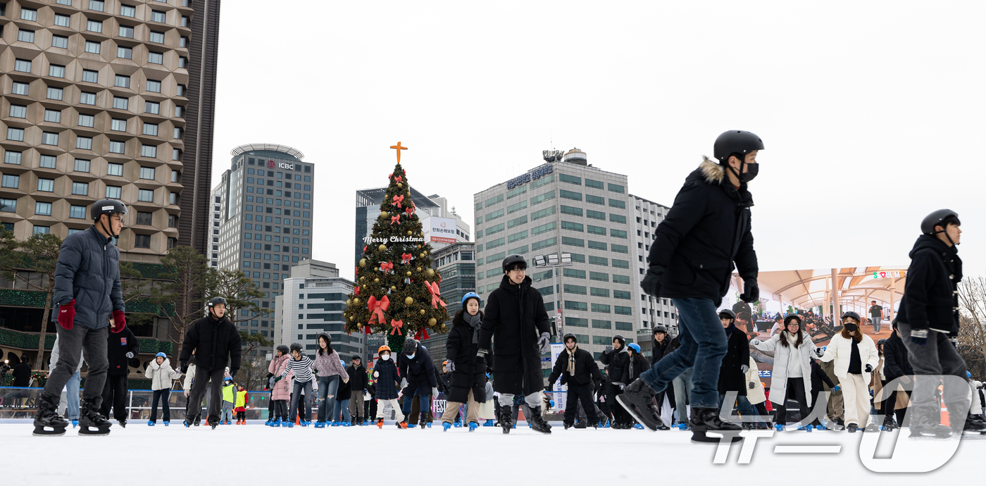 (서울=뉴스1) 이승배 기자 = 성탄절인 25일 오전 서울 중구 서울광장 스케이트장을 찾은 시민들이 즐거운 시간을 보내고 있다. 2024.12.25/뉴스1