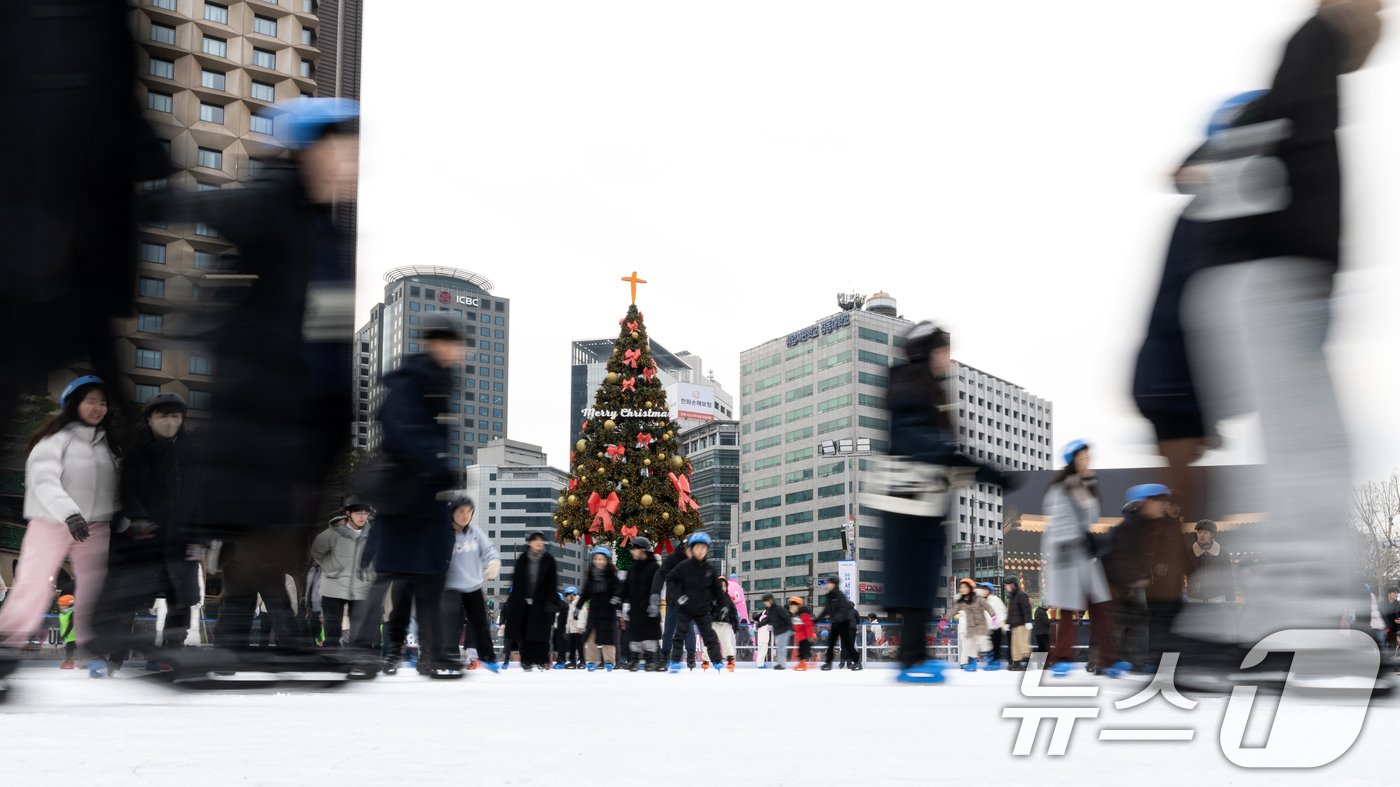 본문 이미지 - 성탄절인 25일 오전 서울 중구 서울광장 스케이트장을 찾은 시민들이 즐거운 시간을 보내고 있다. 2024.12.25/뉴스1 ⓒ News1 이승배 기자