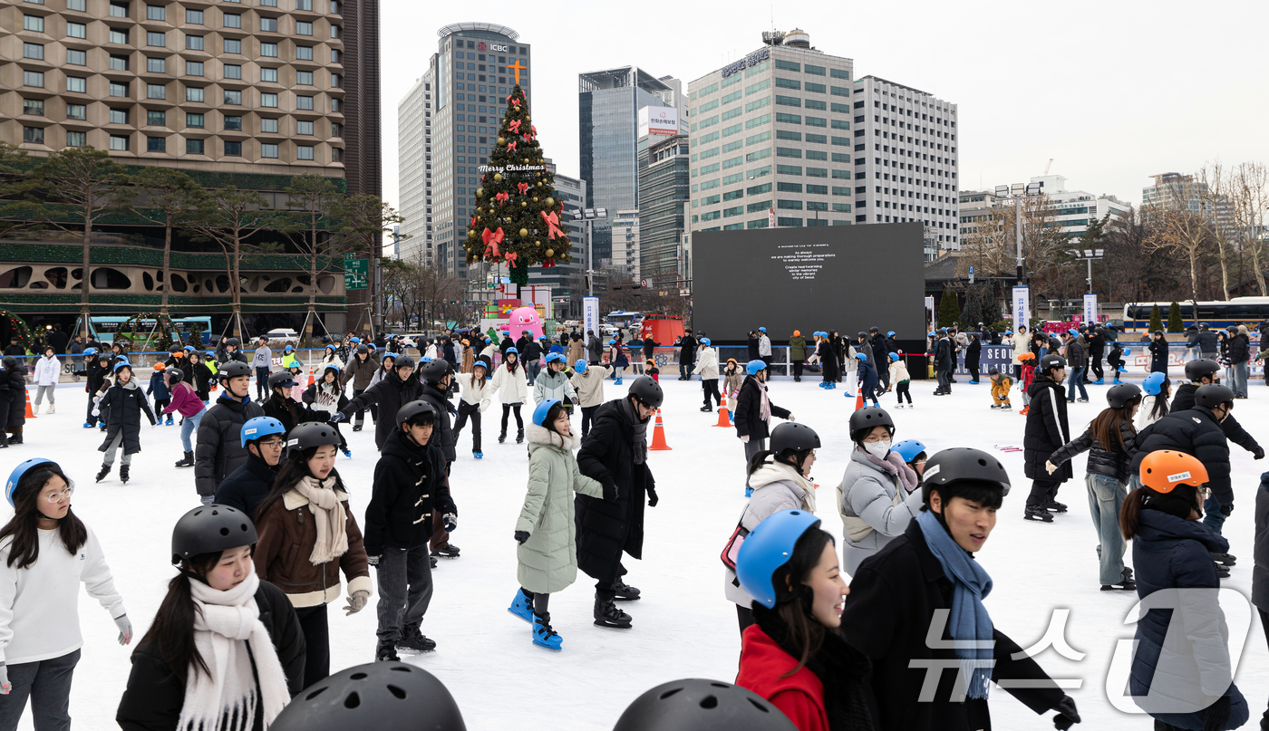 (서울=뉴스1) 이승배 기자 = 성탄절인 25일 오전 서울 중구 서울광장 스케이트장을 찾은 시민들이 즐거운 시간을 보내고 있다. 2024.12.25/뉴스1