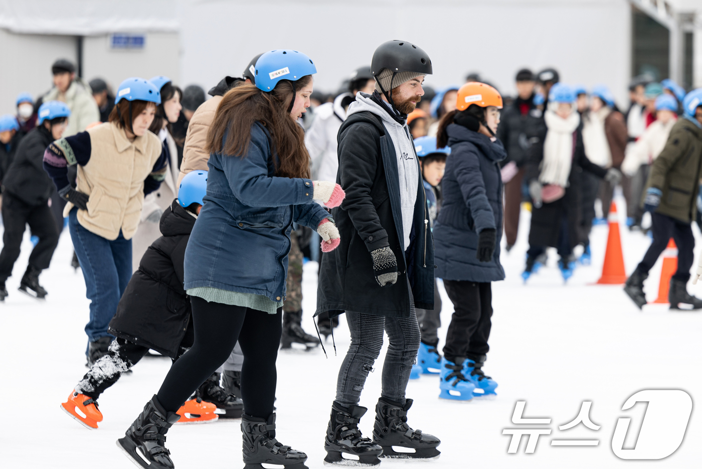 (서울=뉴스1) 이승배 기자 = 성탄절인 25일 오전 서울 중구 서울광장 스케이트장을 찾은 어린이들이 즐거운 시간을 보내고 있다. 2024.12.25/뉴스1