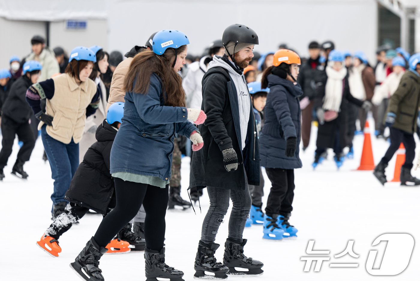 성탄절인 25일 오전 서울 중구 서울광장 스케이트장을 찾은 어린이들이 즐거운 시간을 보내고 있다. 2024.12.25/뉴스1 ⓒ News1 이승배 기자