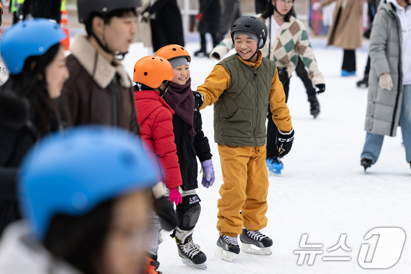 (서울=뉴스1) 이승배 기자 = 성탄절인 25일 오전 서울 중구 서울광장 스케이트장을 찾은 어린이들이 즐거운 시간을 보내고 있다. 2024.12.25/뉴스1