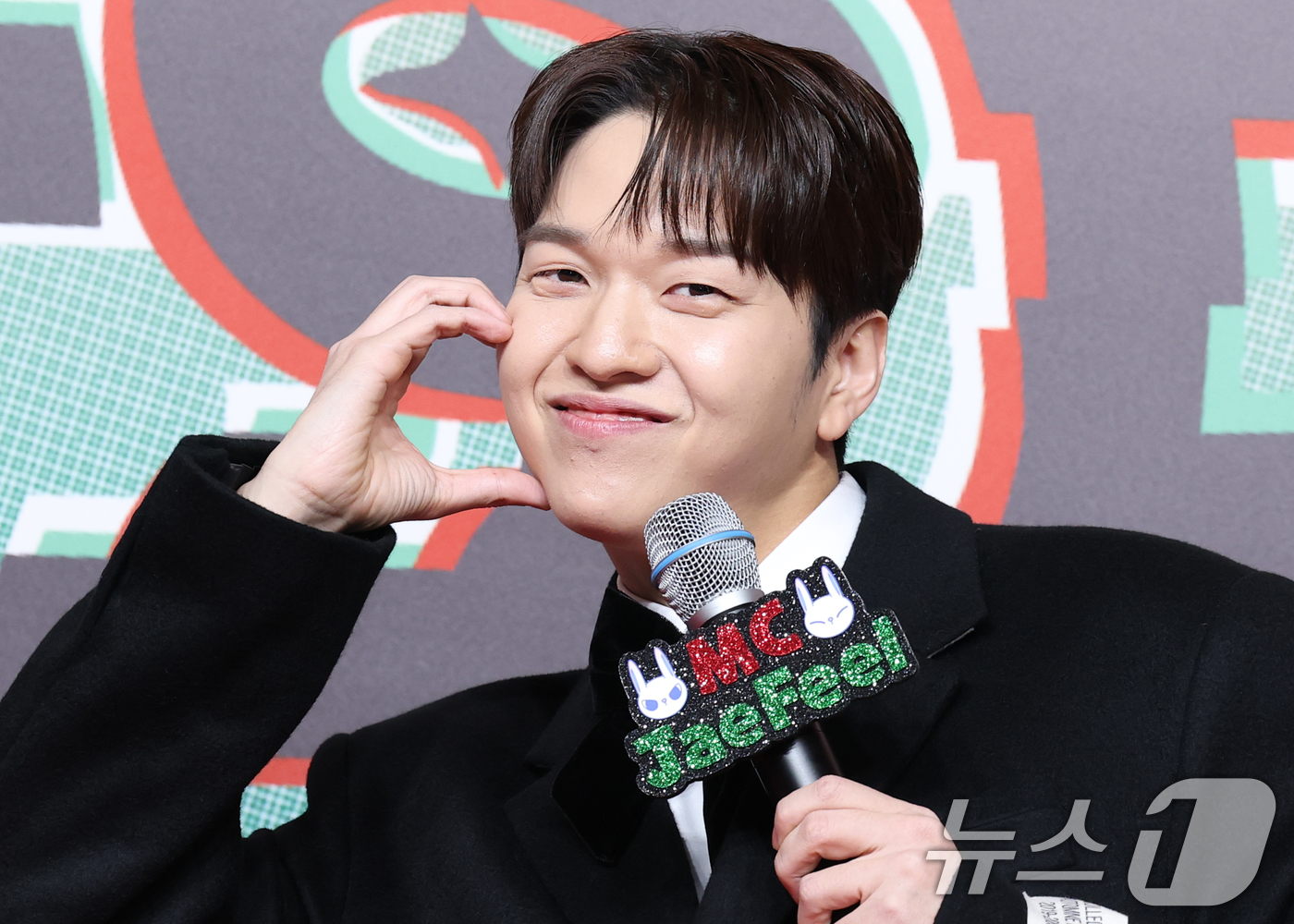 (인천=뉴스1) 권현진 기자 = 방송인 유재필이 크리스마스인 25일 인천 인스파이어 아레나에서 열린 ‘2024 SBS 가요대전’(이하 ‘가요대전’) 레드카펫 행사에 참석해 포즈를 …