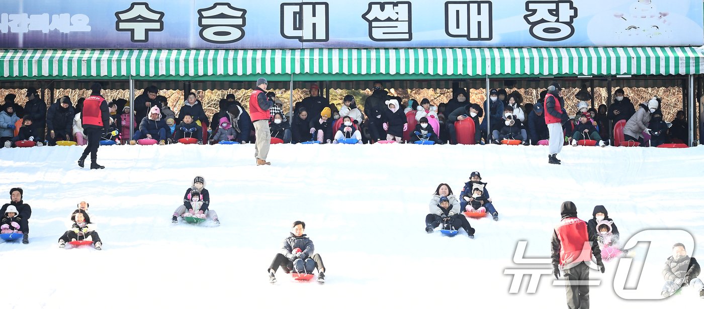 본문 이미지 - 성탄절인 25일 경남 거창군 위천면 수승대 눈썰매장을 찾은 가족 관광객들과 아이들이 눈썰매를 즐기고 있다. 이곳 눈썰매장 운영 기간은 내년 2월9일까지이고, 설 연휴 기간인 1월 28일과 29일은 휴장한다. &#40;거창군 제공&#41; 2024.12.25/뉴스1