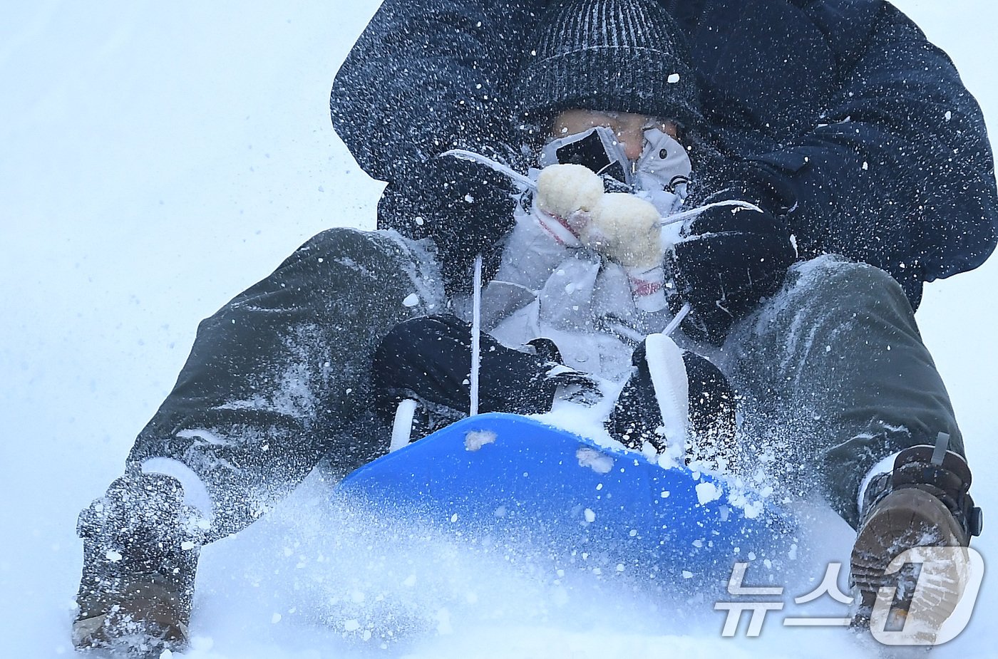 본문 이미지 - 성탄절인 25일 경남 거창군 위천면 수승대 눈썰매장을 찾은 가족 관광객들과 아이들이 눈썰매를 즐기고 있다. 이곳 눈썰매장 운영 기간은 내년 2월9일까지이고, 설 연휴 기간인 1월 28일과 29일은 휴장한다. &#40;거창군 제공&#41; 2024.12.25/뉴스1