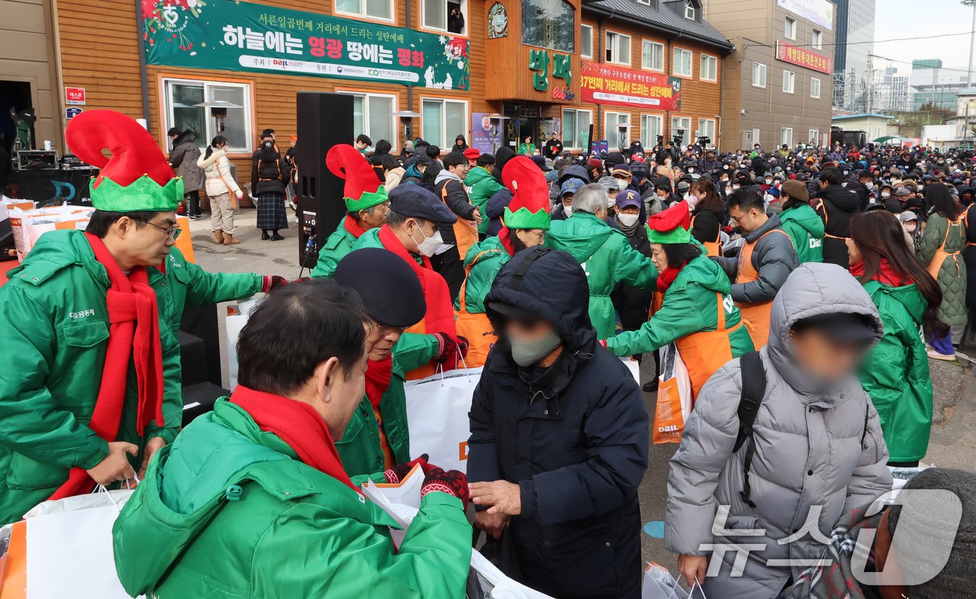 본문 이미지 - 크리스마스인 25일 서울 동대문구 다일공동체 밥퍼나눔운동본부 앞마당에서 열린 &#39;소외된 이웃과 함께하는 37번째 거리 성탄예배&#39;를 찾은 참석자들이 방한복과 도시락을 선물로 받고 있다. &#40;공동취재&#41; 2024.12.25/뉴스1 ⓒ News1 김명섭 기자