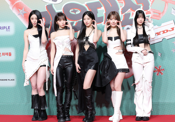 르세라핌 팬덤, 뉴진스 어도어 복귀 선언에 트럭 시위…"반드시 분리하라"