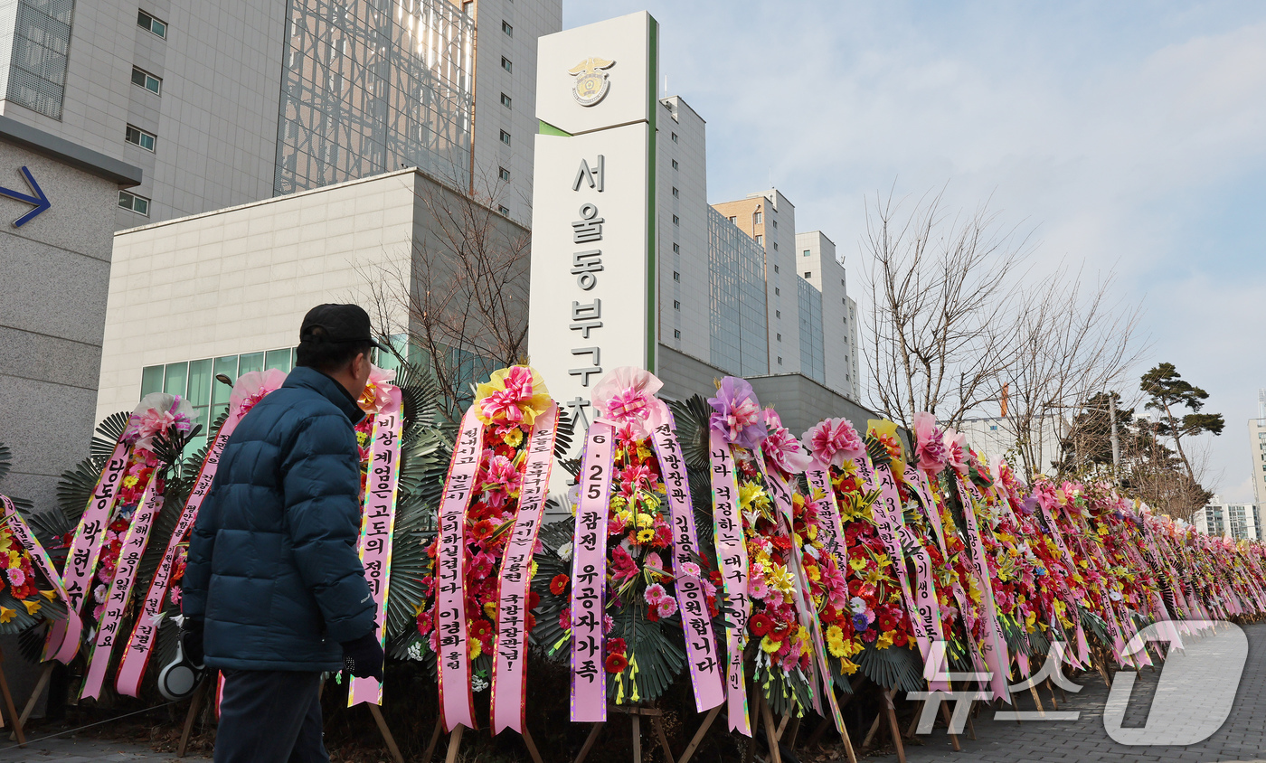 (서울=뉴스1) 장수영 기자 = 25일 오후 서울 송파구 서울동부구치소 인도에  '12·3 비상계엄'을 주도한 혐의로 구속 수감된 김용현 전 국방부 장관을 응원하는 화환이 줄지어 …