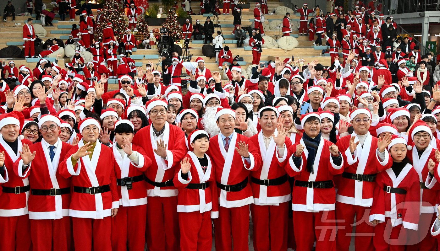 유정복 인천시장이 25일 인천시 중구 상상플랫폼에서 열린 &#39;2024년 미추홀 산타클로스 축제&#39;에서 자원봉사 산타들과 기념촬영을 하고 있다.&#40;인천시 제공&#41;2024.12.25/뉴스1 ⓒ News1 박소영 기자