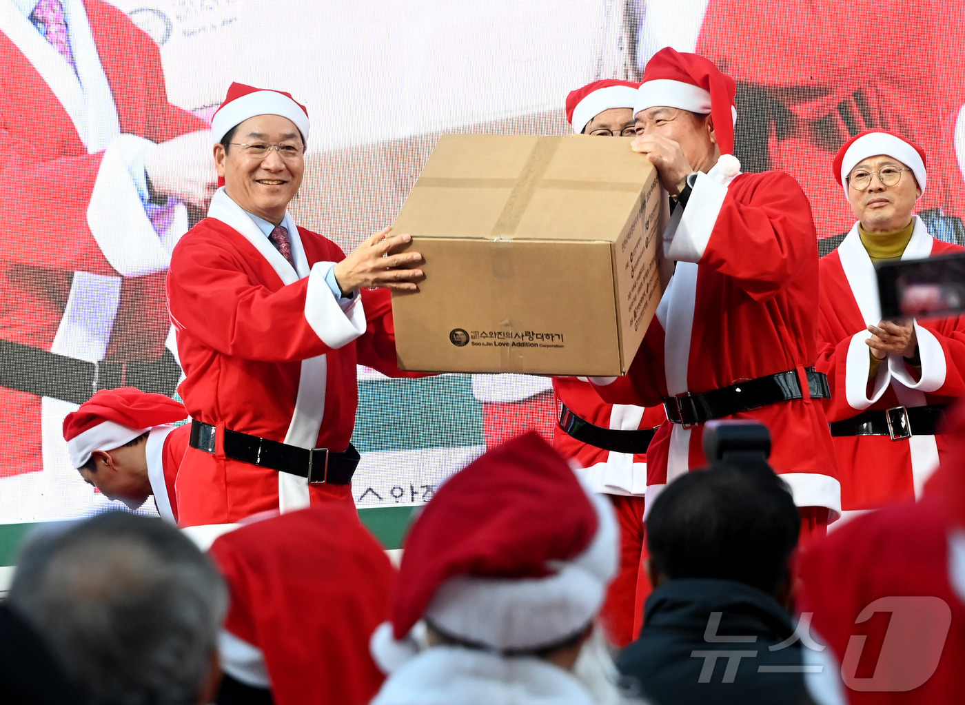 (인천=뉴스1) 박소영 기자 = 유정복 인천시장이 25일 인천시 중구 상상플랫폼에서 열린 '2024년 미추홀 산타클로스 축제'에서 자원봉사 산타들과 기념촬영을 하고 있다.(인천시 …