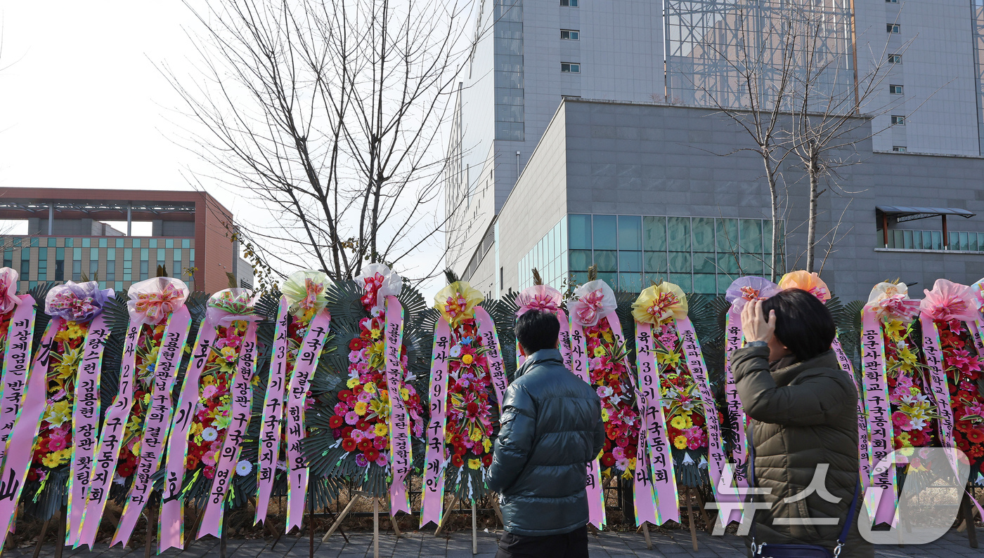 (서울=뉴스1) 장수영 기자 = 25일 오후 서울 송파구 서울동부구치소 인도에  '12·3 비상계엄'을 주도한 혐의로 구속 수감된 김용현 전 국방부 장관을 응원하는 화환이 줄지어 …