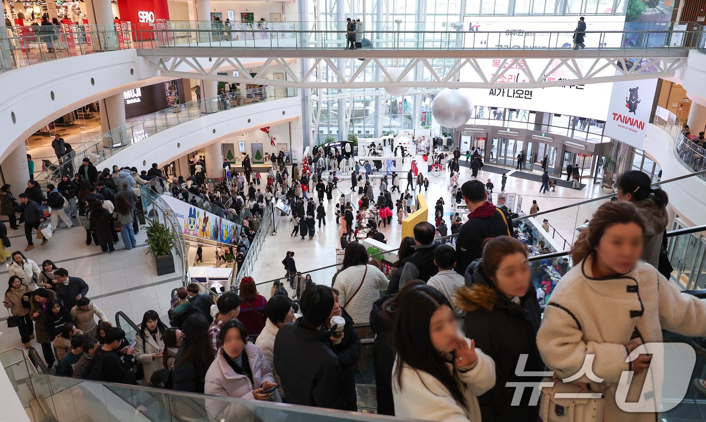 본문 이미지 - 크리스마스인 25일 서울의 한 대형 쇼핑몰을 찾은 시민들이 즐거운 시간을 보내고 있다. 2024.12.25/뉴스1 ⓒ News1 김성진 기자