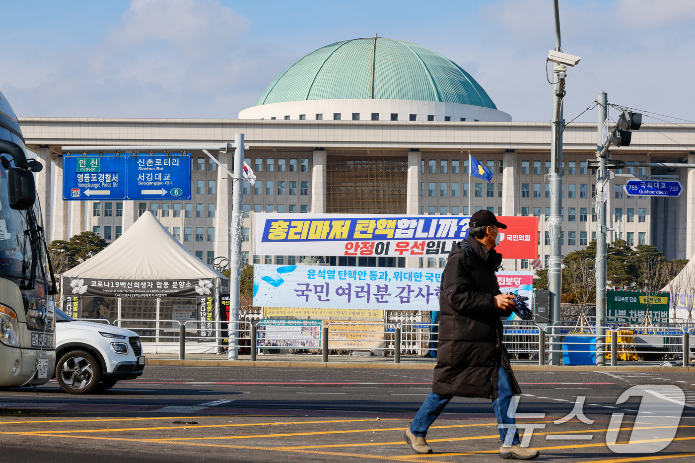 (서울=뉴스1) 안은나 기자 = 한덕수 대통령 권한대행에 대한 즉각적인 탄핵 절차에 나서려던 더불어민주당이 잠시 숨 고르기에 들어간 25일 서울 여의도 국회의사당 앞에 국민의힘과 …