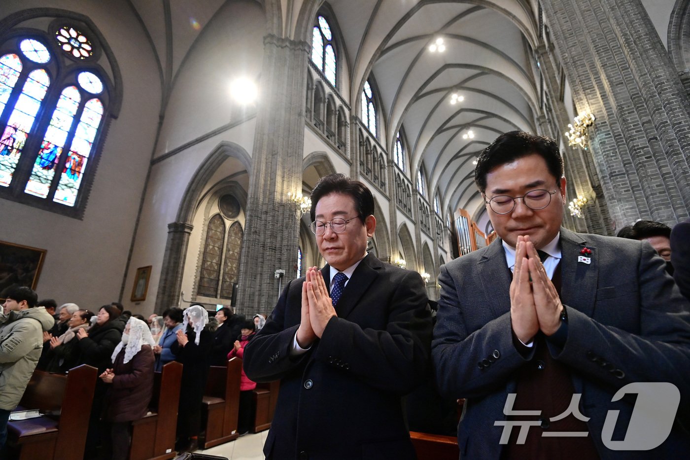 더불어민주당 이재명 대표와 박찬대 원내대표가 25일 서울 중구 명동성당에서 열린 주님 성탄 대축일 낮 미사에 참석해 기도를 하고 있다. 2024.12.25/뉴스1 ⓒ News1 사진공동취재단