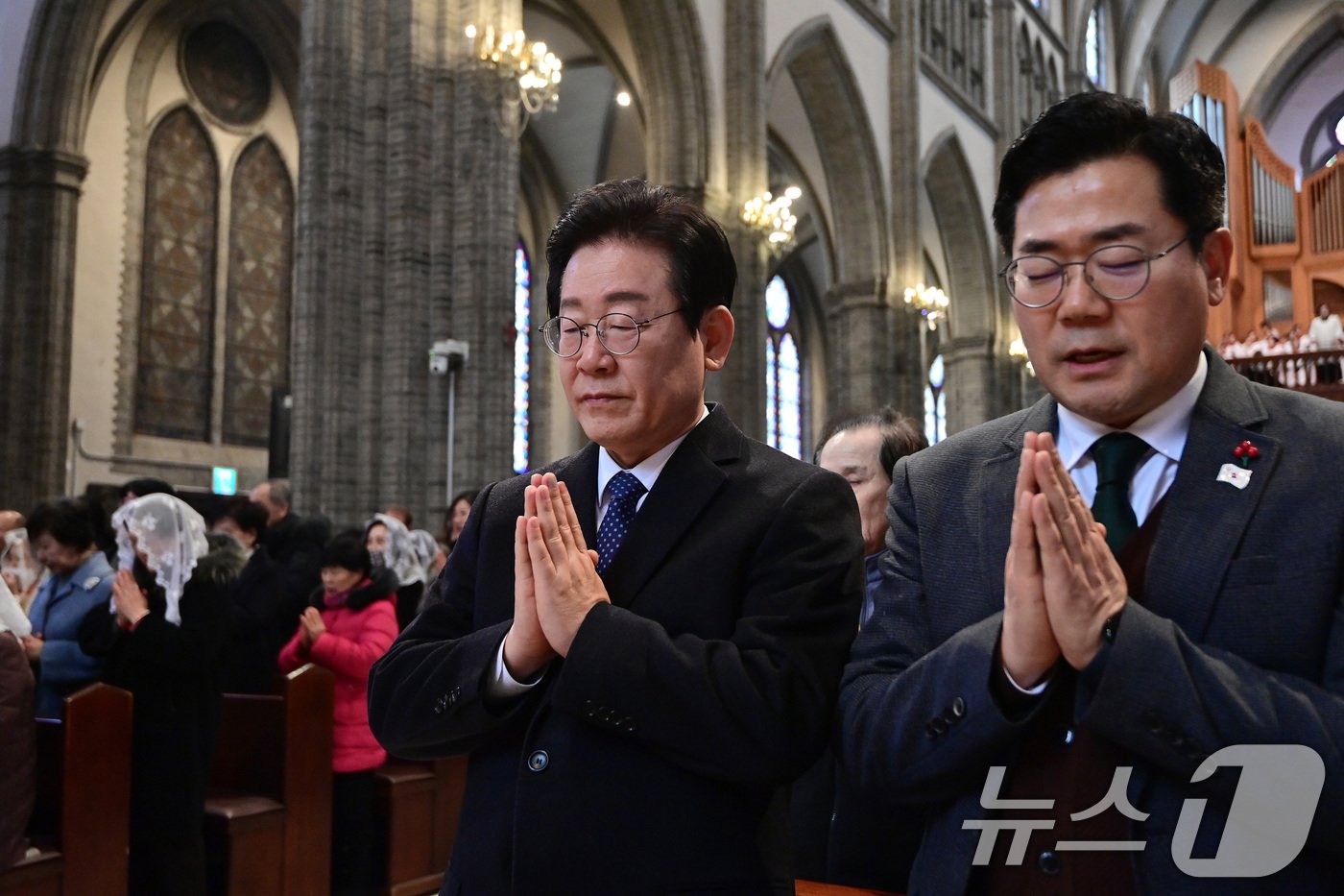 더불어민주당 이재명 대표와 박찬대 원내대표가 25일 서울 중구 명동성당에서 열린 주님 성탄 대축일 낮 미사에 참석해 기도를 하고 있다. 2024.12.25/뉴스1 ⓒ News1 사진공동취재단